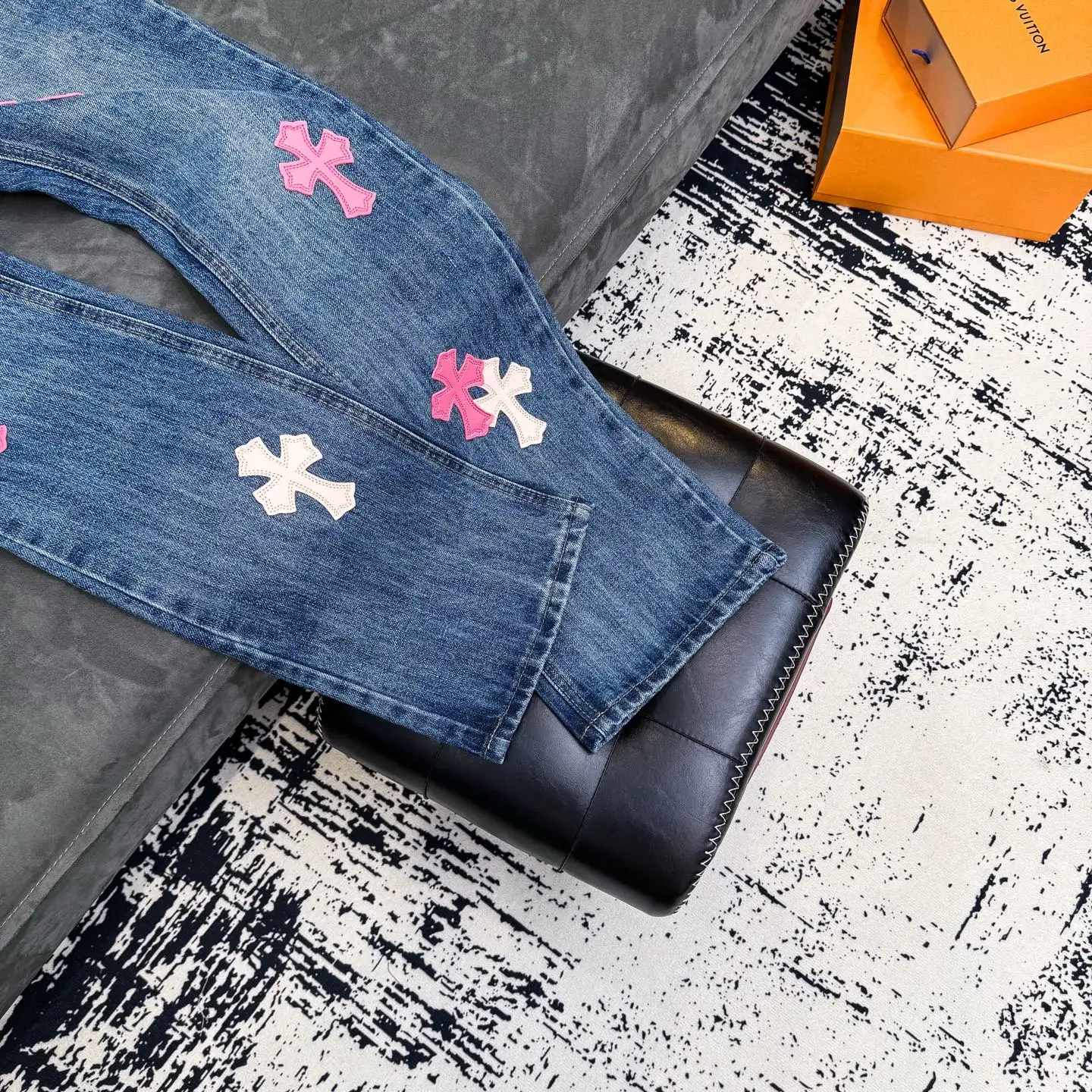 Cross Patch Flared Straight-Leg Jeans D18023093 — view 10