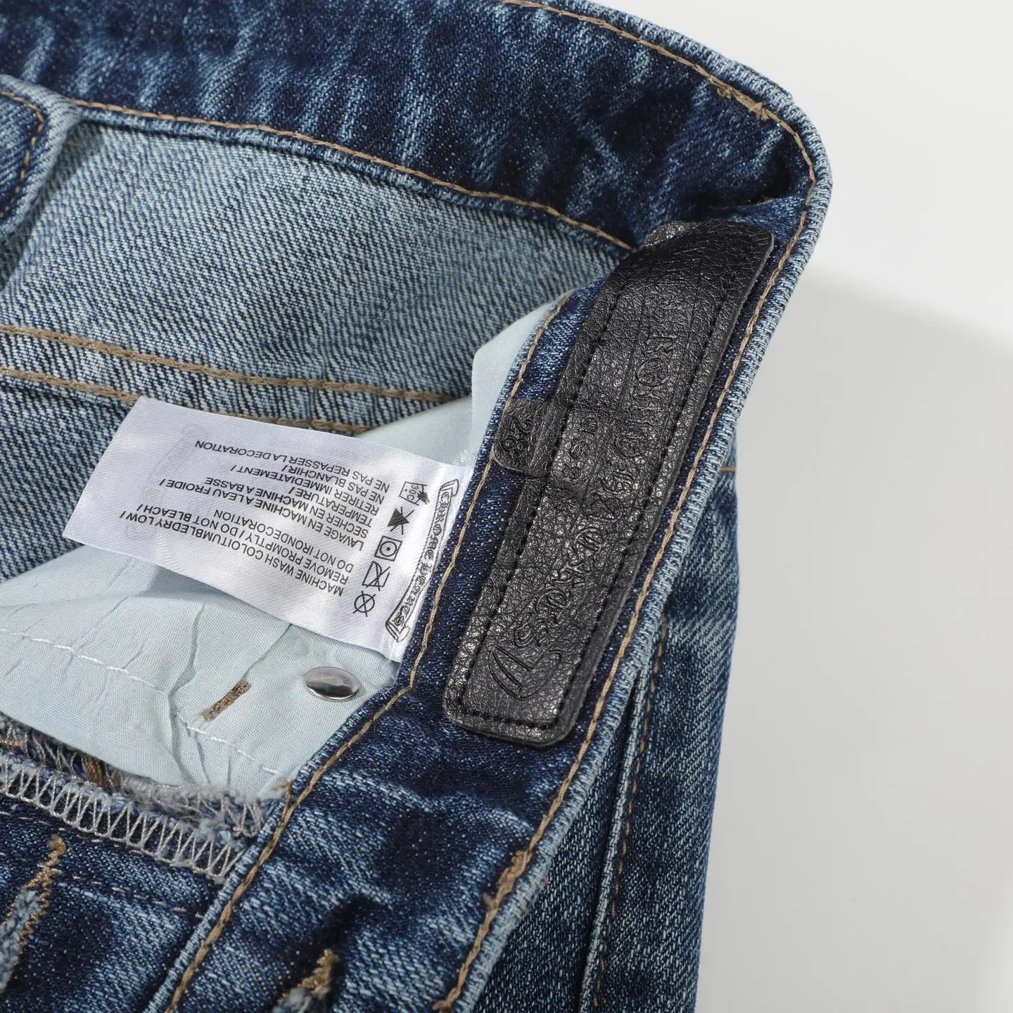 Cross Patch Flared Straight-Leg Jeans D18023092 — view 7
