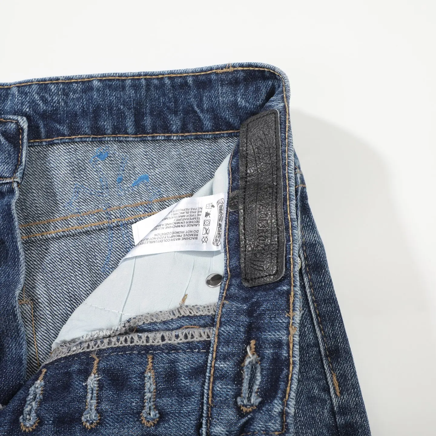 Cross Patch Straight-Leg Jeans D18023090 — view 8