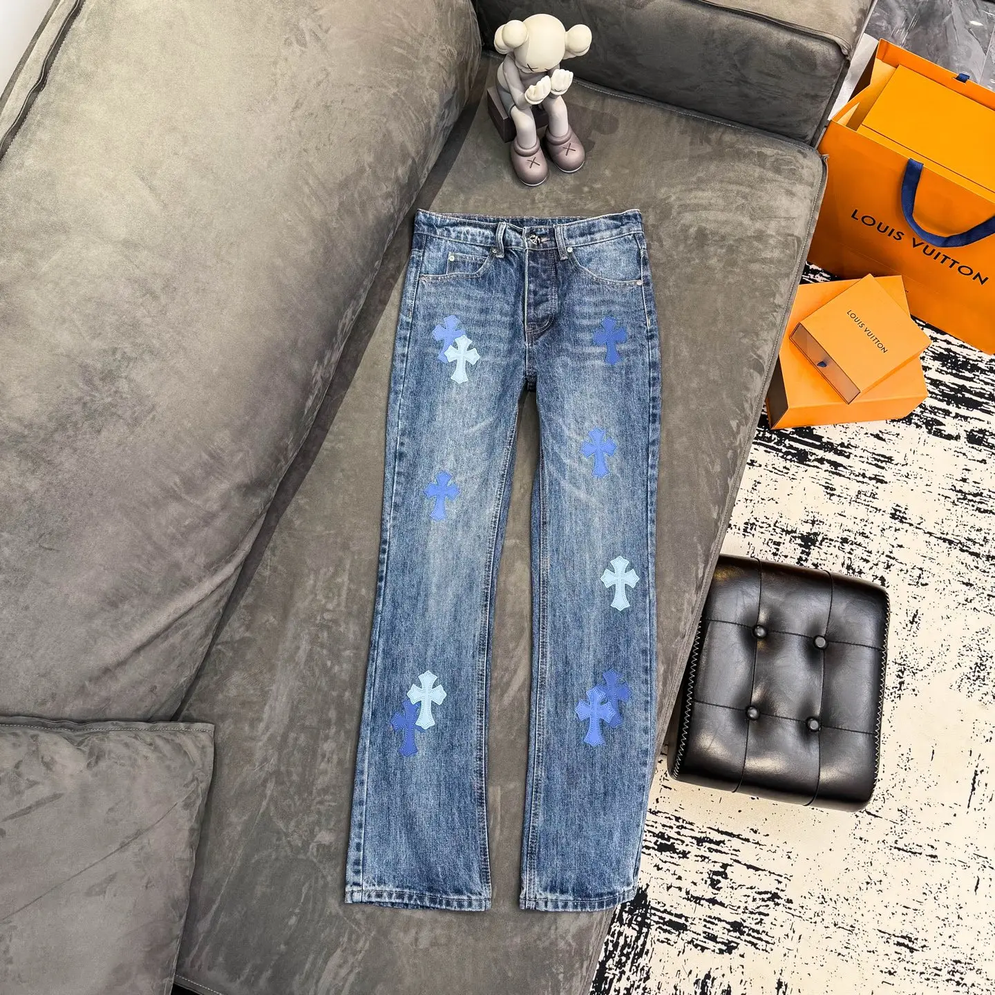 Cross Patch Flare-Leg Jeans D18023091