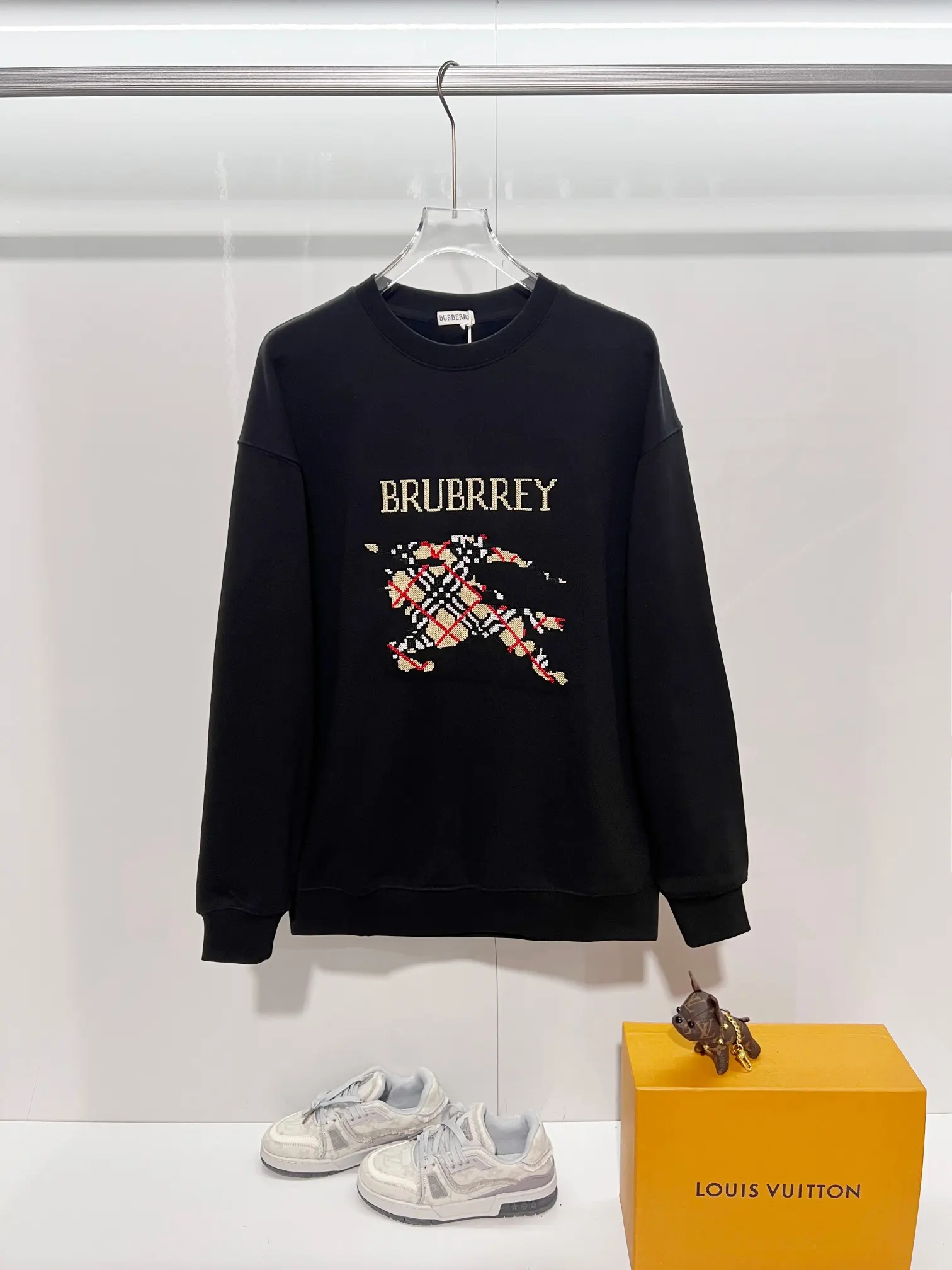 Embroidered Equestrian Knight Logo Sweatshirt D19024164