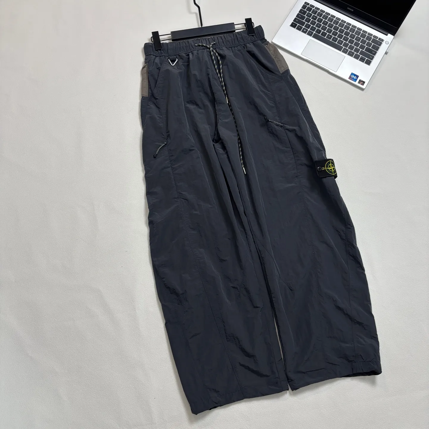 Water-Repellent Nylon Straight-Leg Trousers D19021523 — view 5