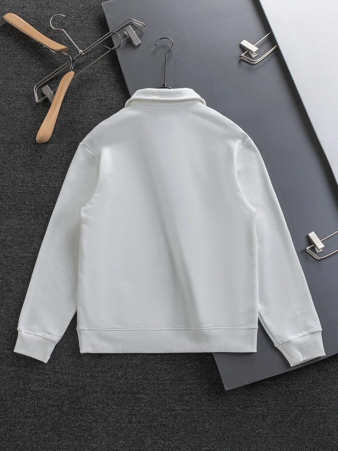 Logo-Badge Quarter-Zip Sweatshirt D20024126 — view 3
