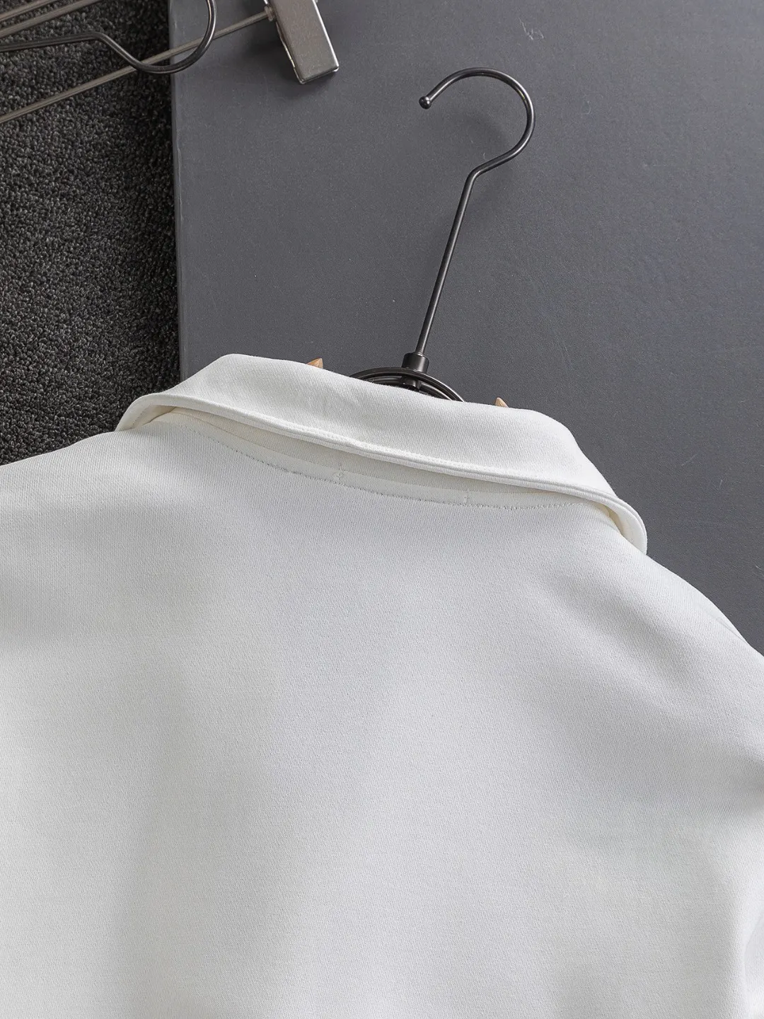 Logo-Badge Quarter-Zip Sweatshirt D20024126 — view 5