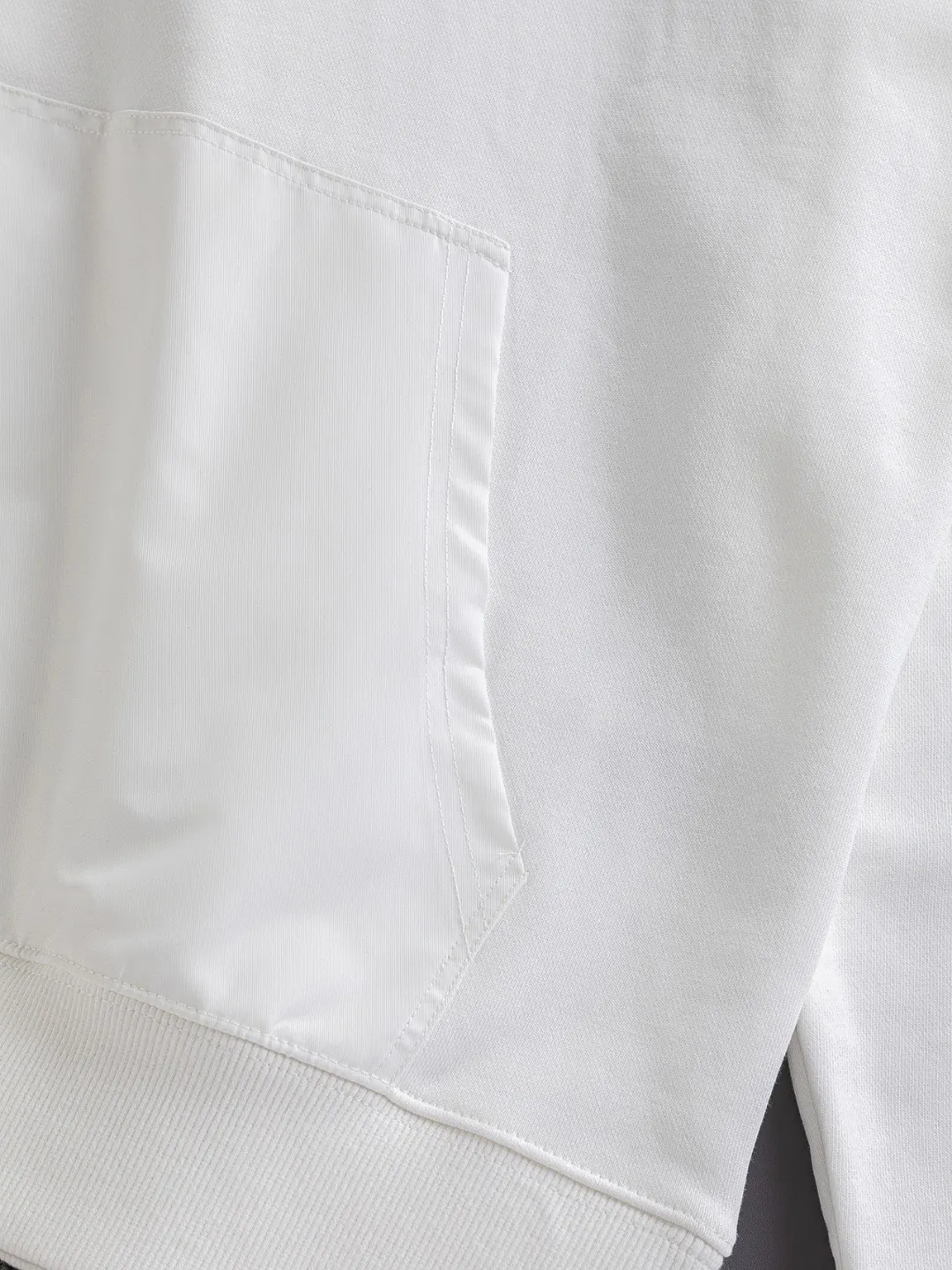 Logo-Badge Quarter-Zip Sweatshirt D20024126 — view 10