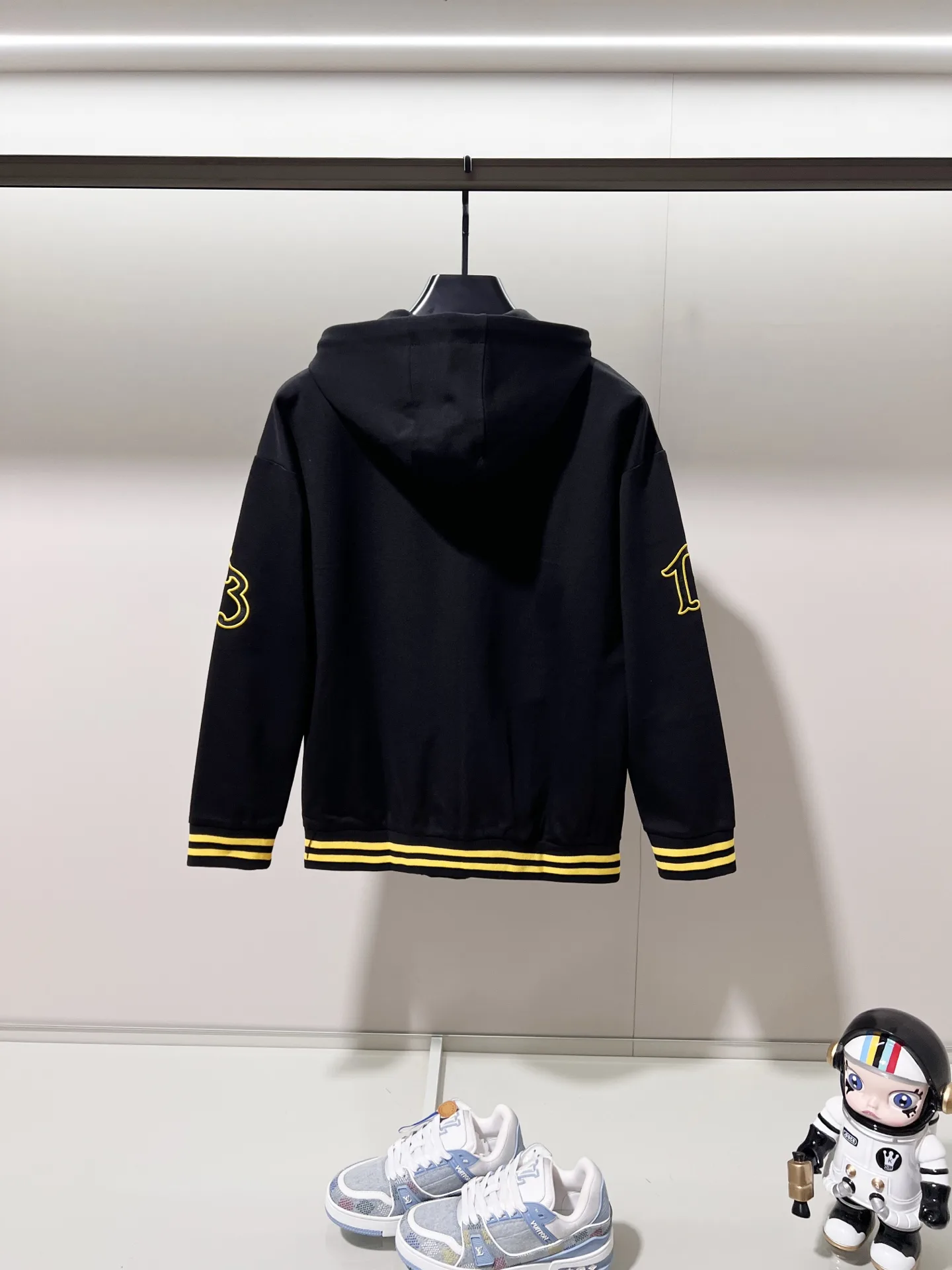 Logo-Embroidered Zip-Up Hooded Sweatshirt D20021362 — view 2