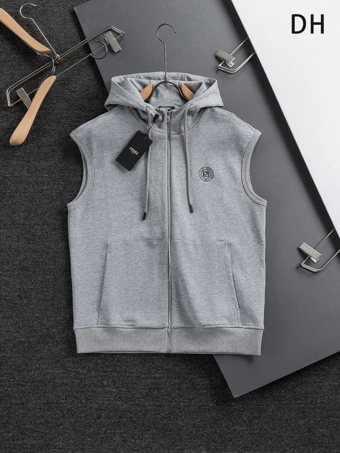 Logo-Embroidered Zip-Up Hooded Gilet D22524120