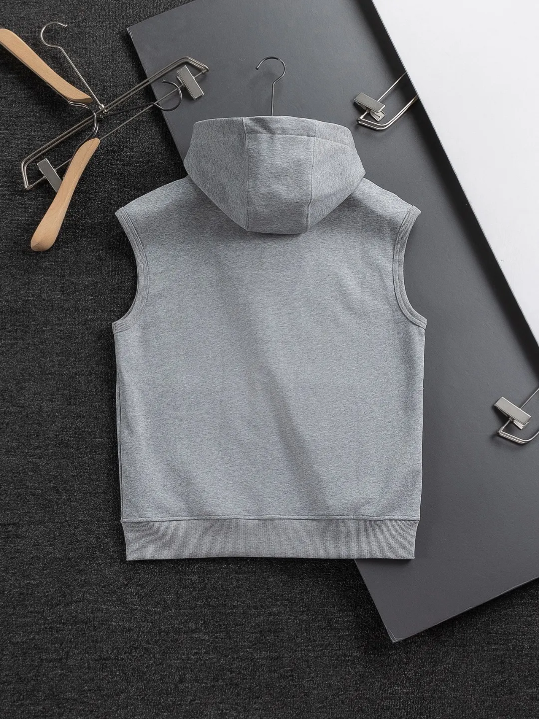 Logo-Embroidered Zip-Up Hooded Gilet D22524120 — view 2
