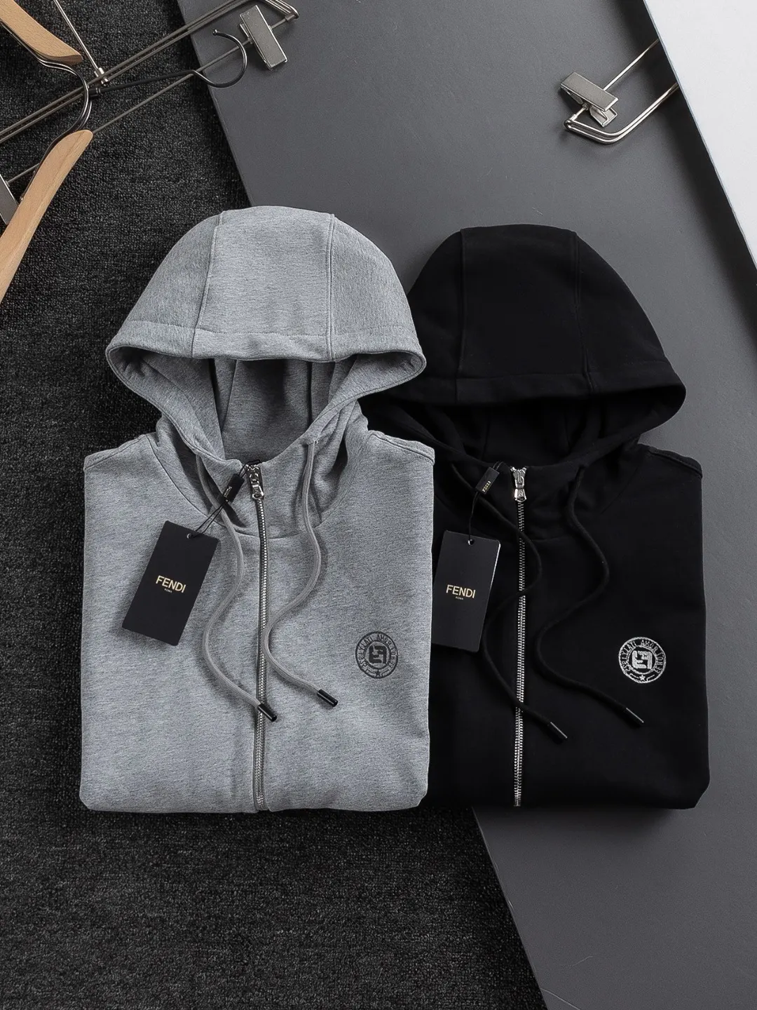Logo-Embroidered Zip-Up Hooded Gilet D22524120 — view 3