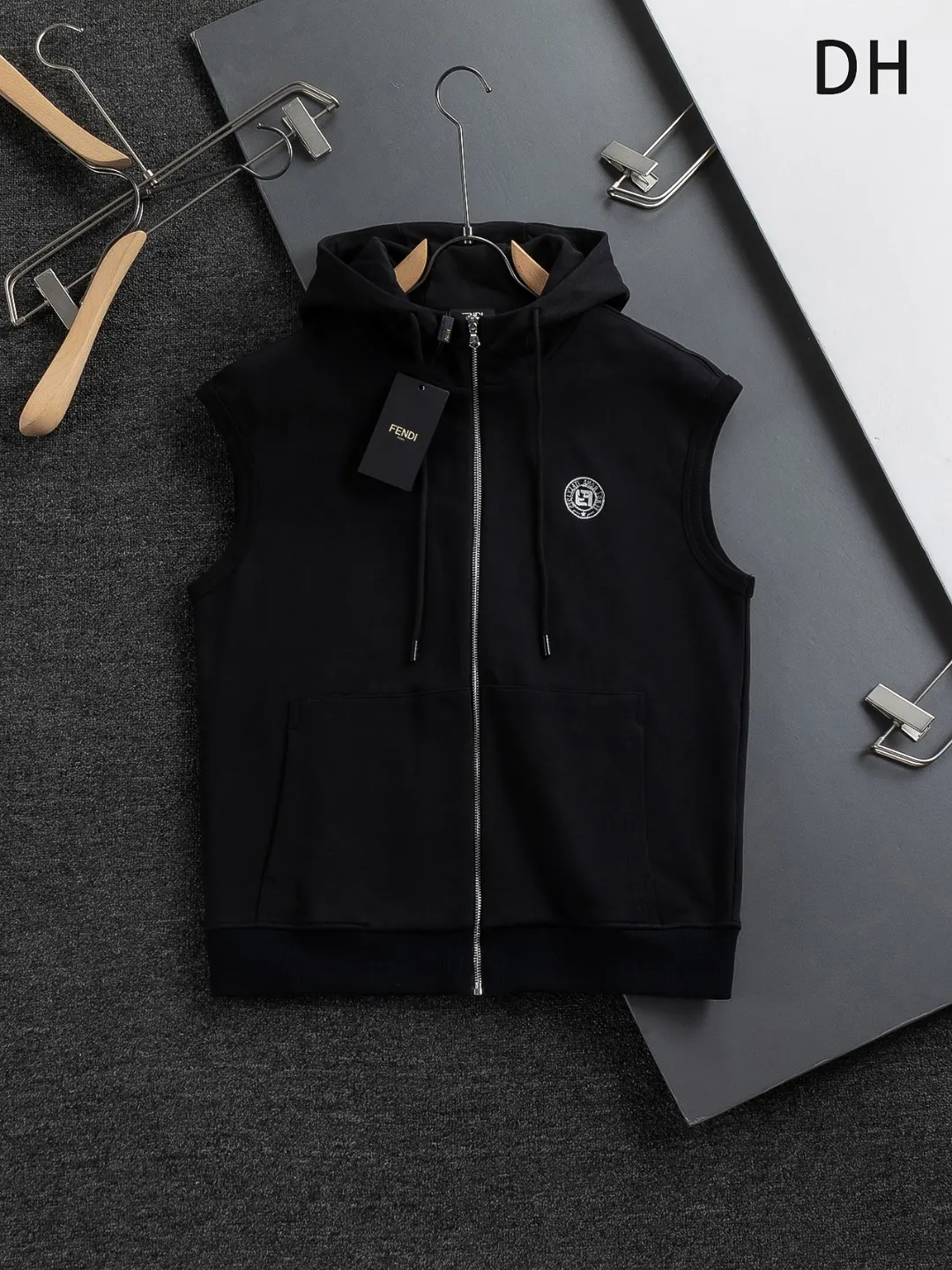 Logo-Embroidered Zip-Up Hooded Gilet D22524121