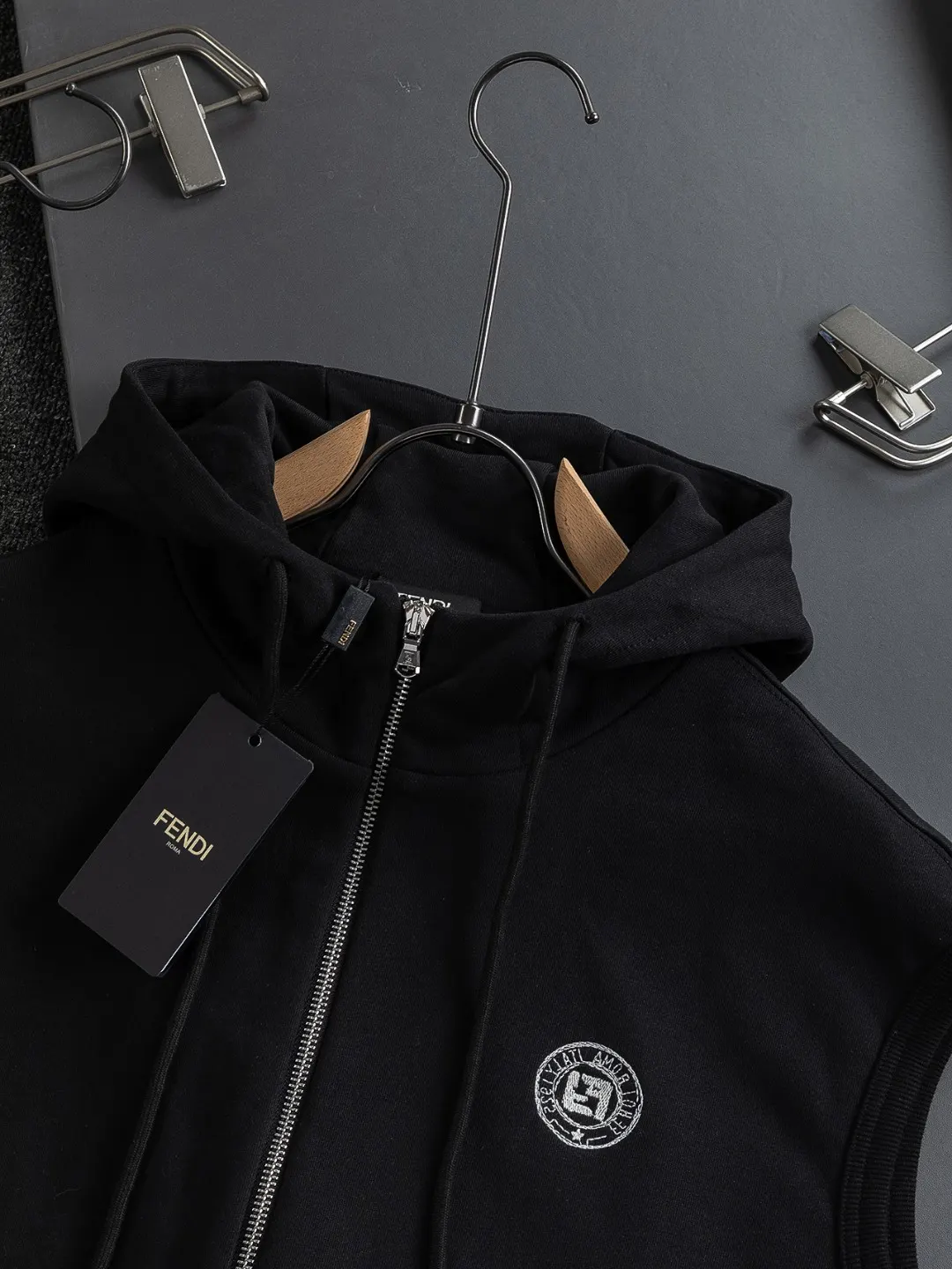 Logo-Embroidered Zip-Up Hooded Gilet D22524121 — view 4