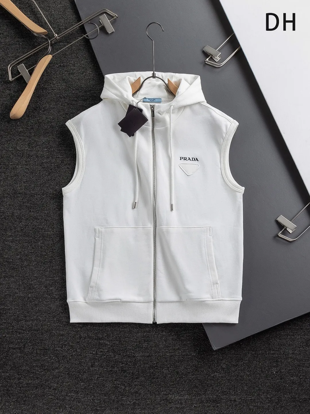 Enamelled Triangle Logo Zip-Up Hooded Gilet D22524119