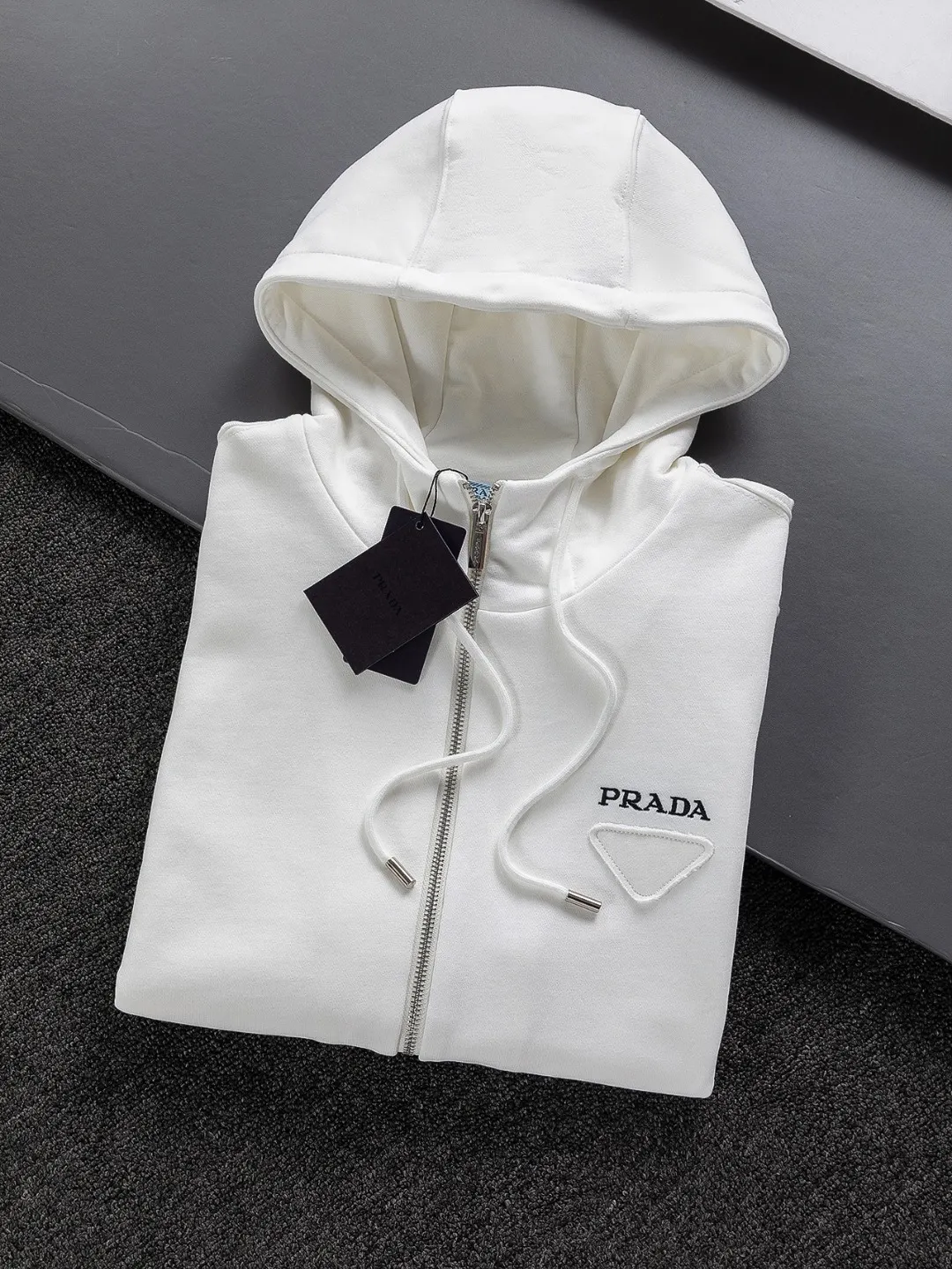 Enamelled Triangle Logo Zip-Up Hooded Gilet D22524119 — view 3