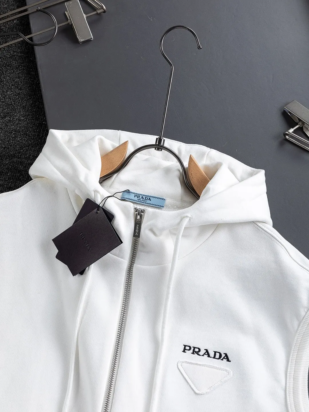 Enamelled Triangle Logo Zip-Up Hooded Gilet D22524119 — view 4