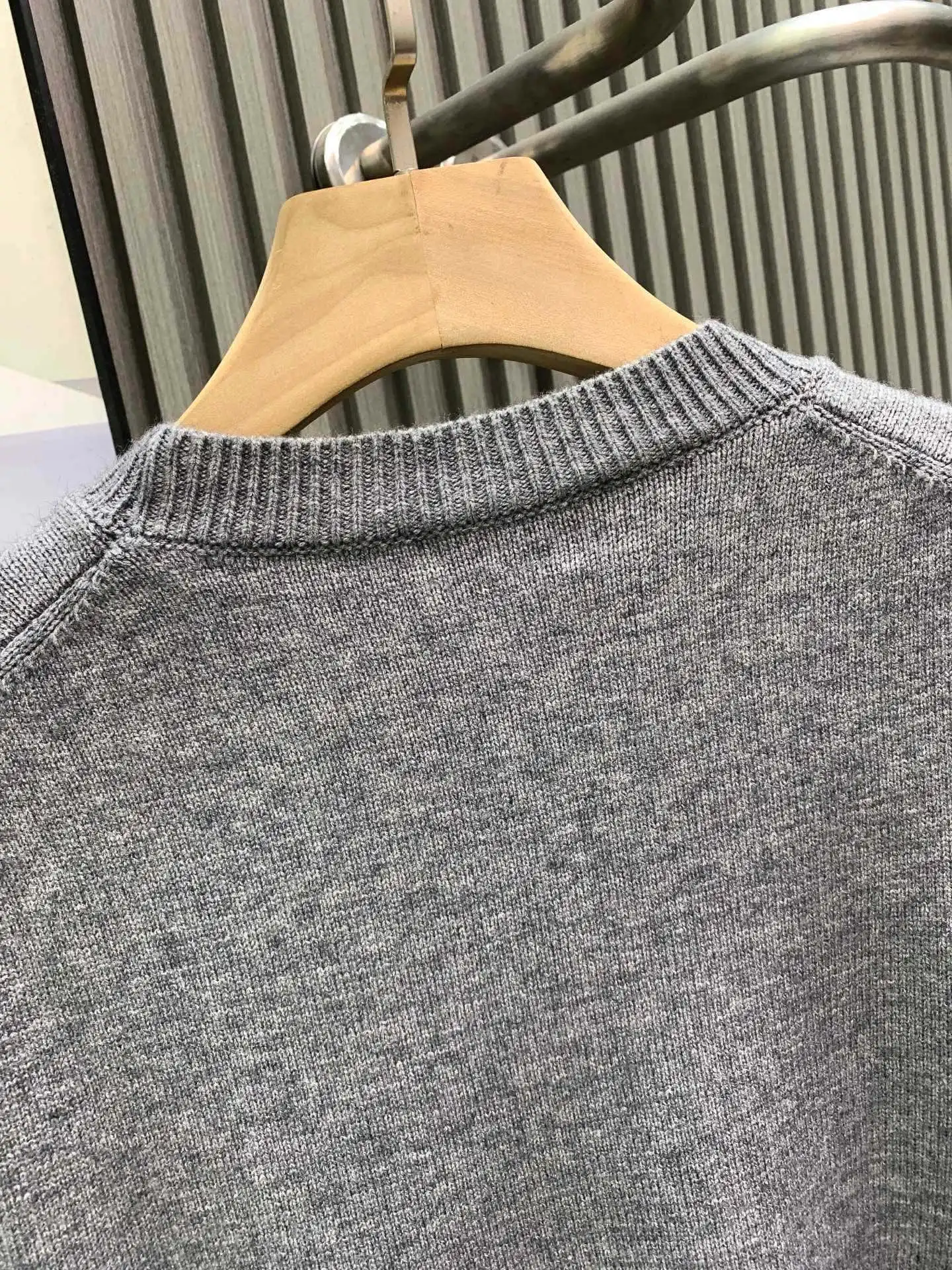 Logo Embroidered Wool-Blend Sweater D23023927 — view 4