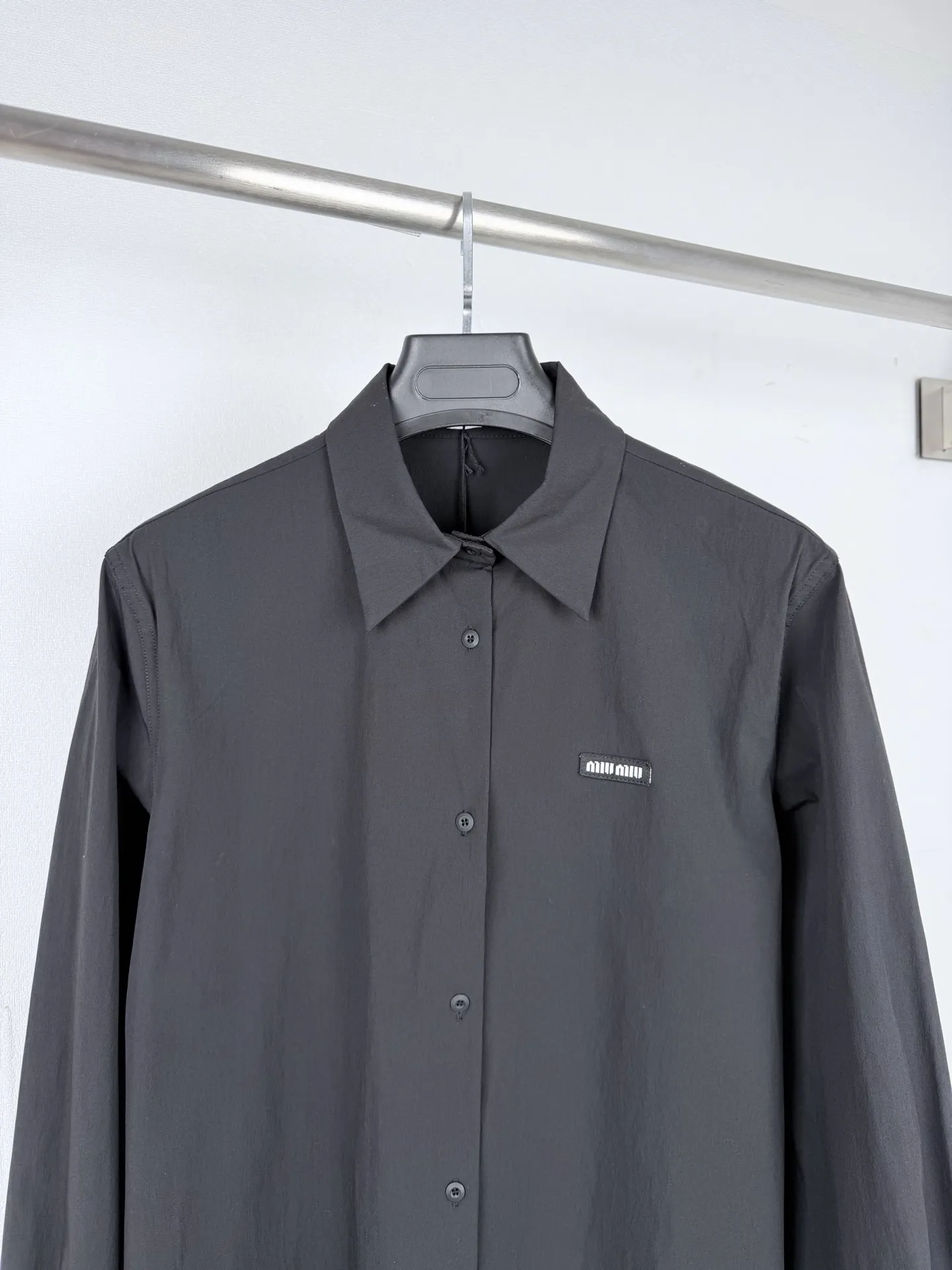 Logo-Patch Stretch Poplin Long-Sleeve Shirt D24021302 — view 2