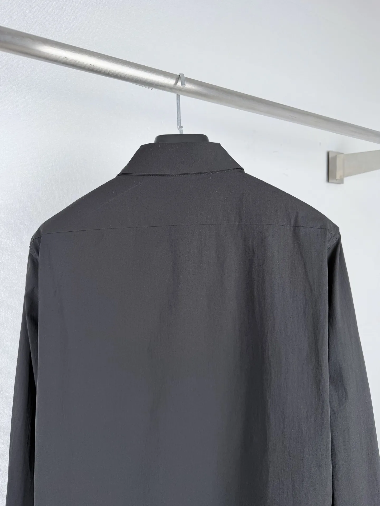 Logo-Patch Stretch Poplin Long-Sleeve Shirt D24021302 — view 4