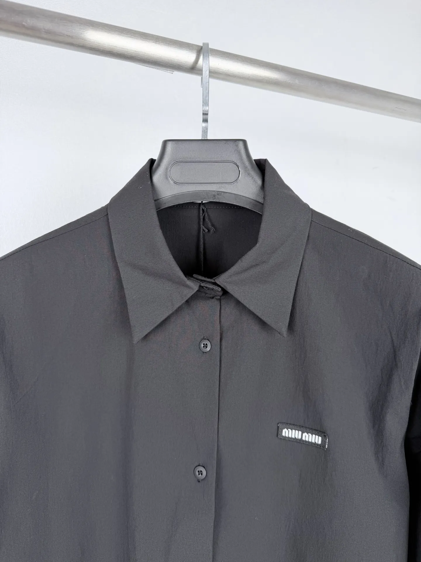 Logo-Patch Stretch Poplin Long-Sleeve Shirt D24021302 — view 5