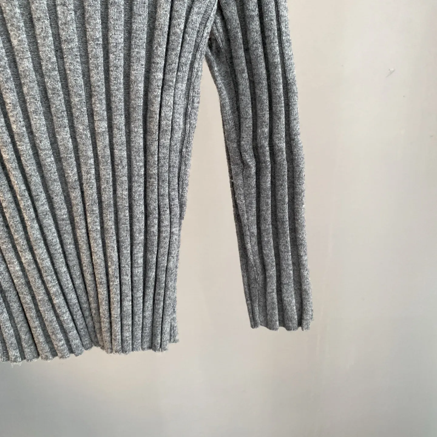 Ribbed Merino Wool V-Neck Sweater D24024188 — view 9