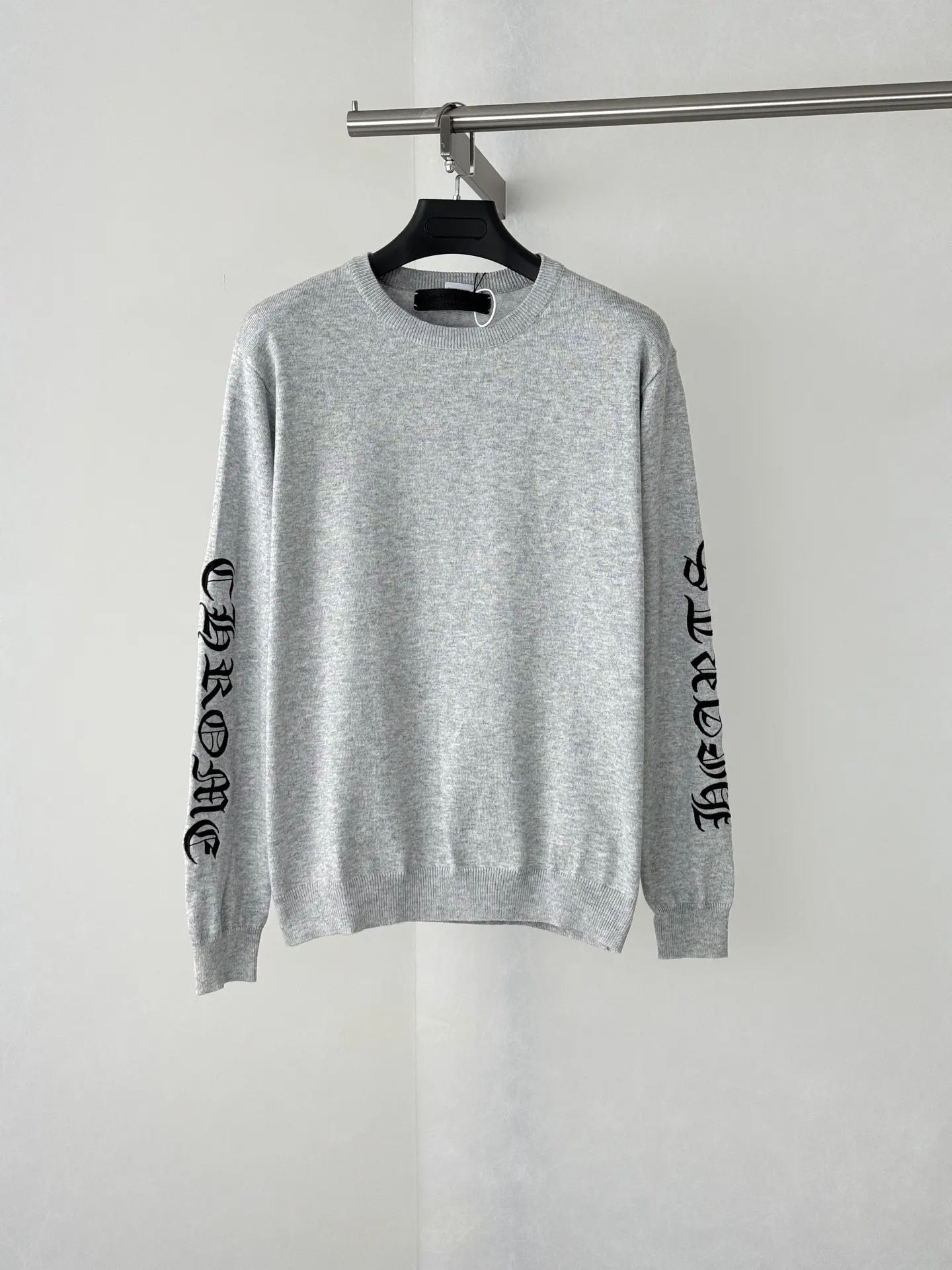 Gothic Script Embroidered Crew-Neck Sweater D25523919