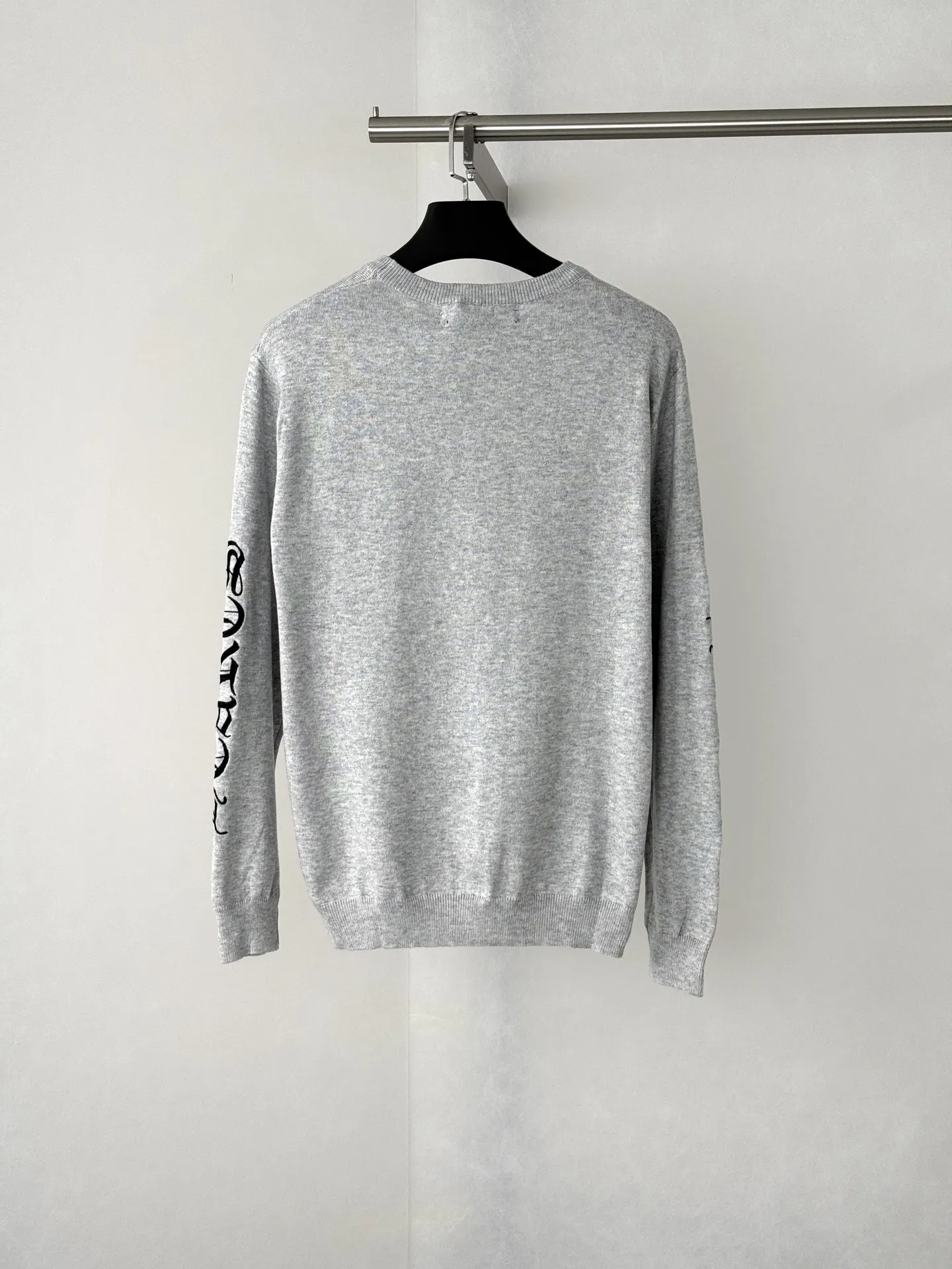 Gothic Script Embroidered Crew-Neck Sweater D25523919 — view 2