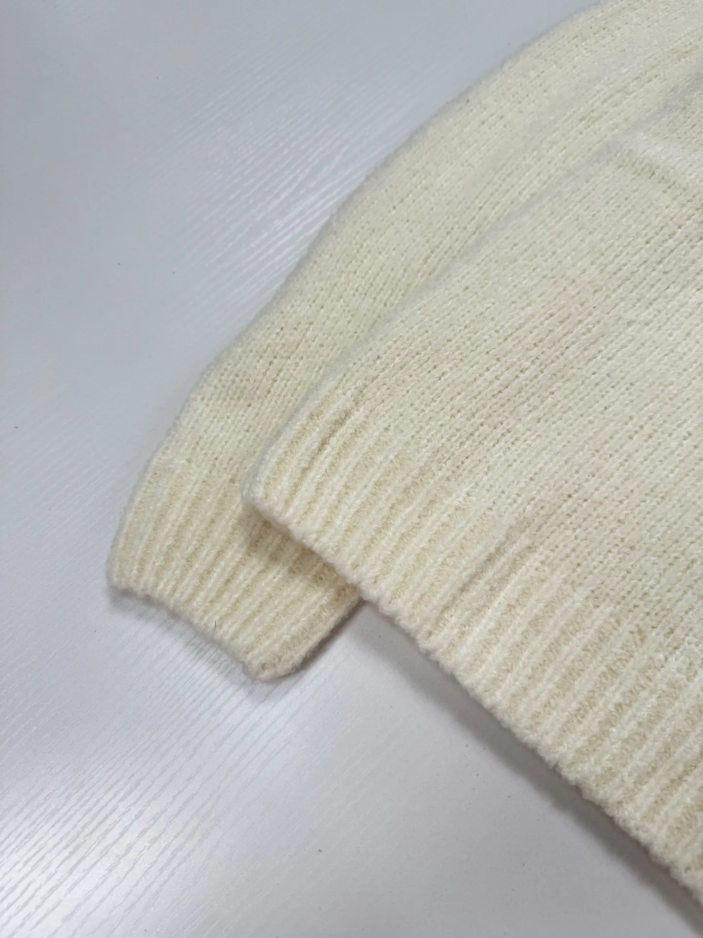 Script Logo Embroidered Bouclé Knit Sweater D26021224 — view 5