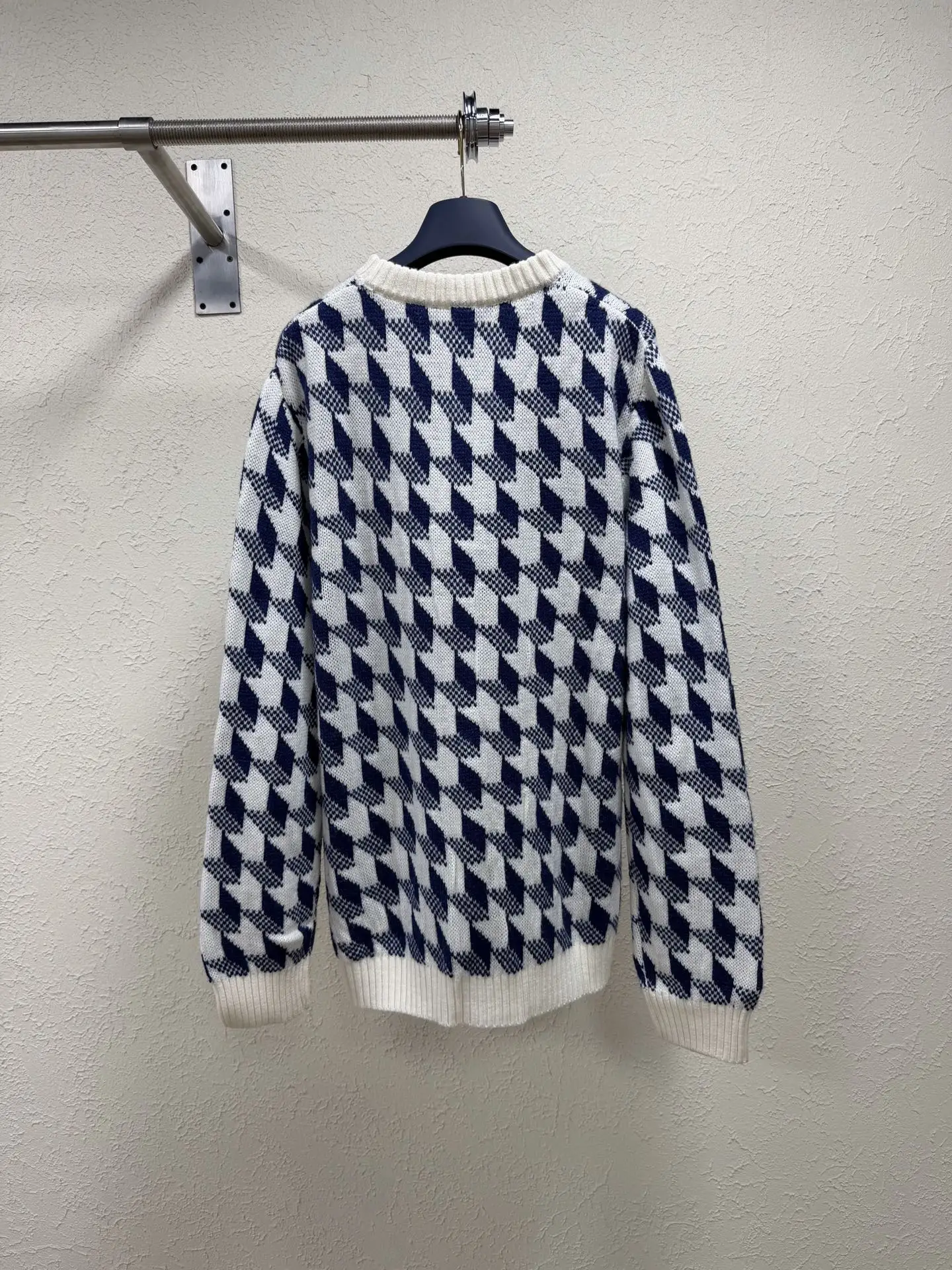 Houndstooth Jacquard Wool Crew-Neck Sweater D28023181 — view 2