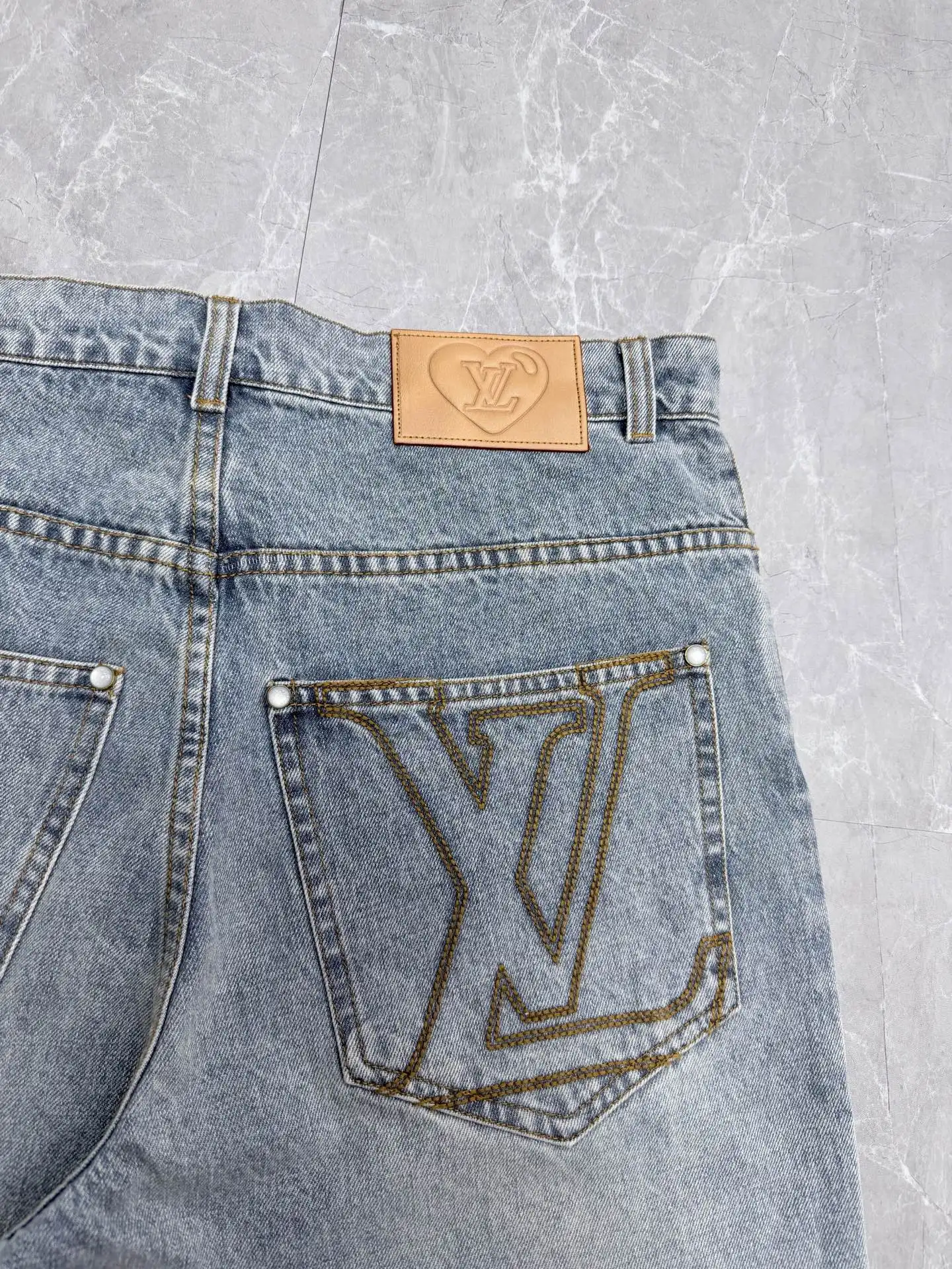 Embellished Straight-Leg Denim Jeans D29023337 — view 9
