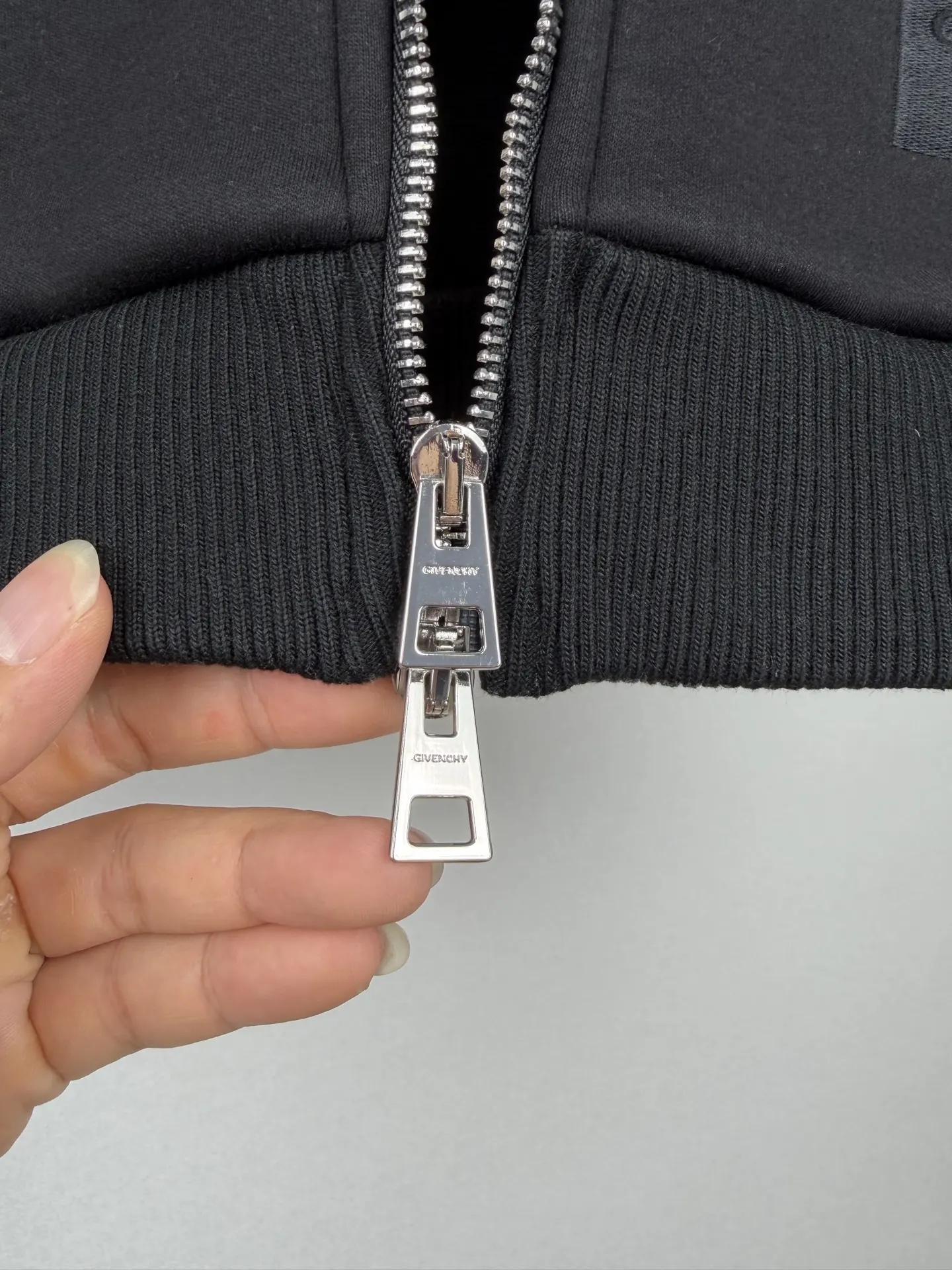 Logo-Embroidered Zip-Up Hoodie D31022736 — view 9
