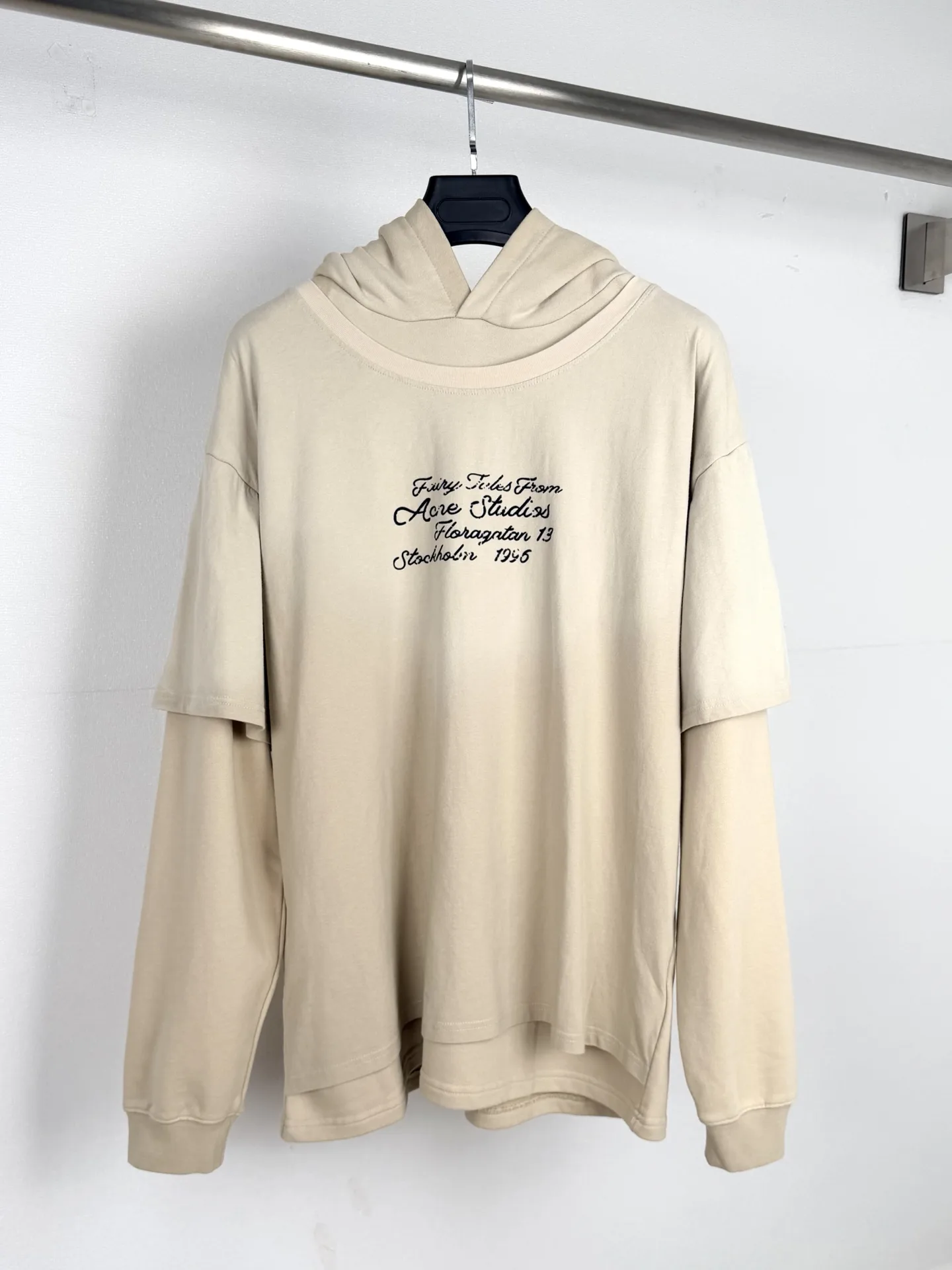 Layered-Effect Logo Graphic Hoodie D31521318