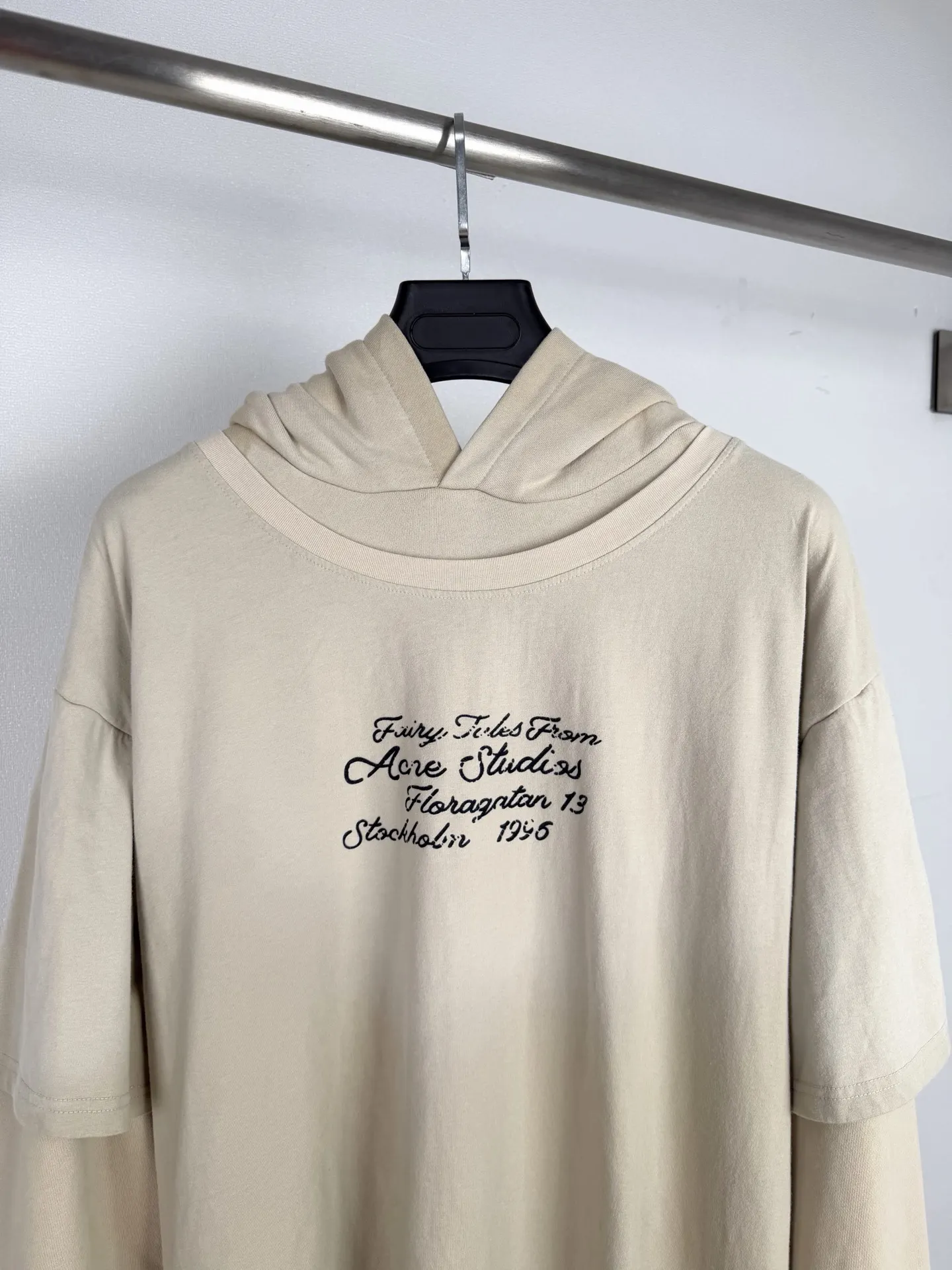 Layered-Effect Logo Graphic Hoodie D31521318 — view 2