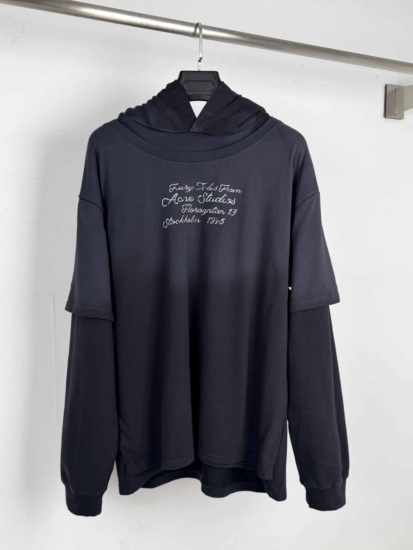 Layered-Sleeve Logo Print Hoodie D31521317