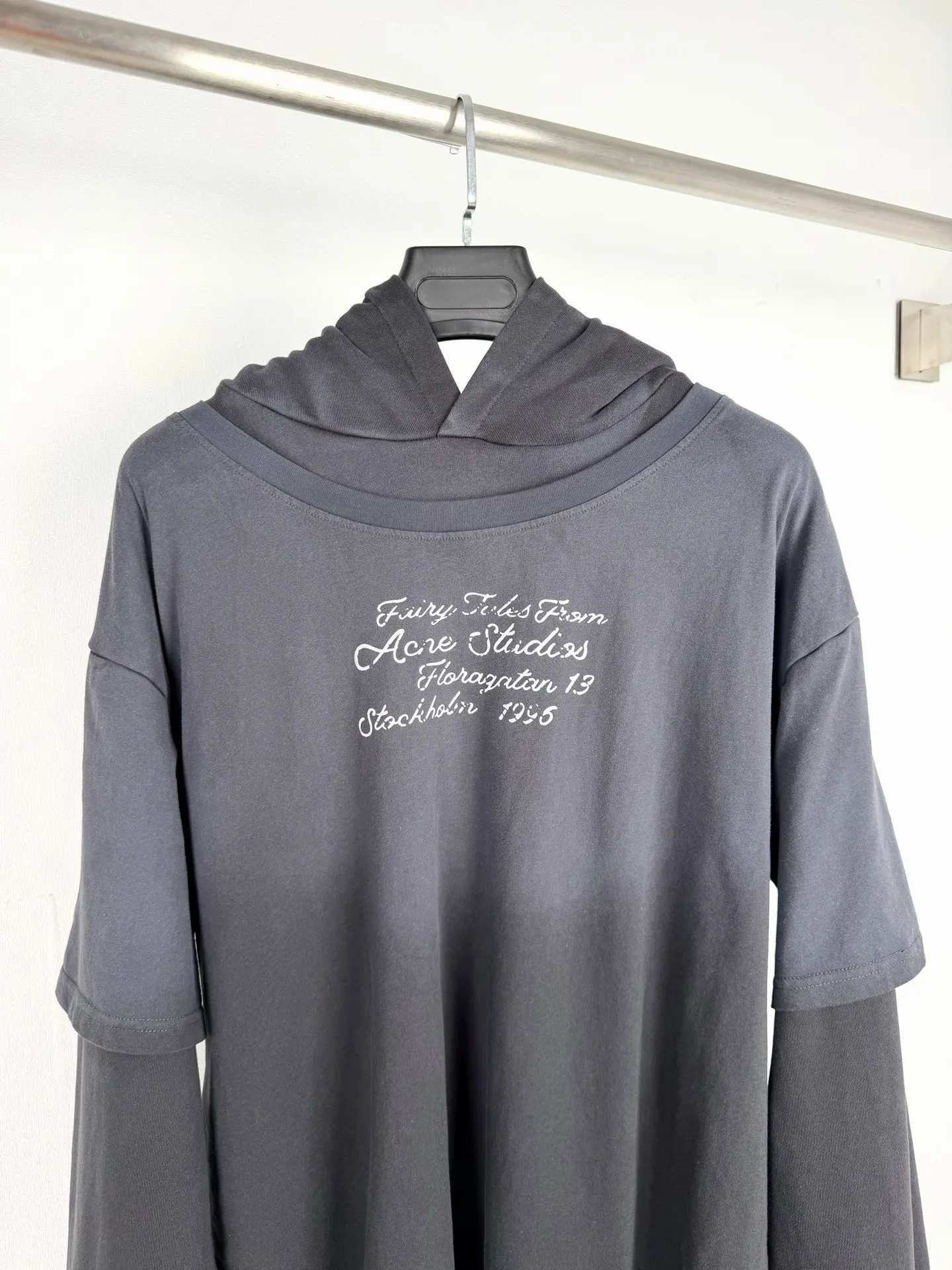 Layered-Sleeve Logo Print Hoodie D31521317 — view 2