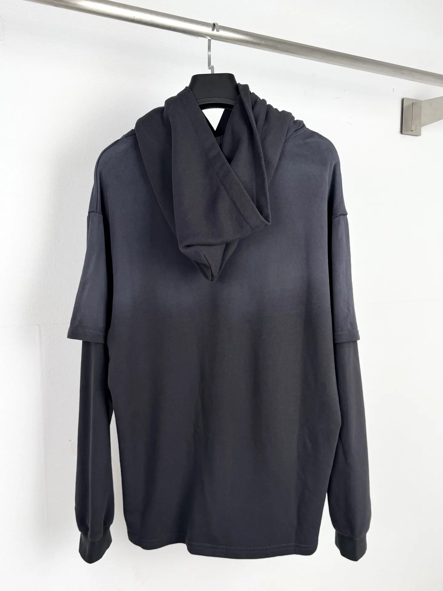 Layered-Sleeve Logo Print Hoodie D31521317 — view 3