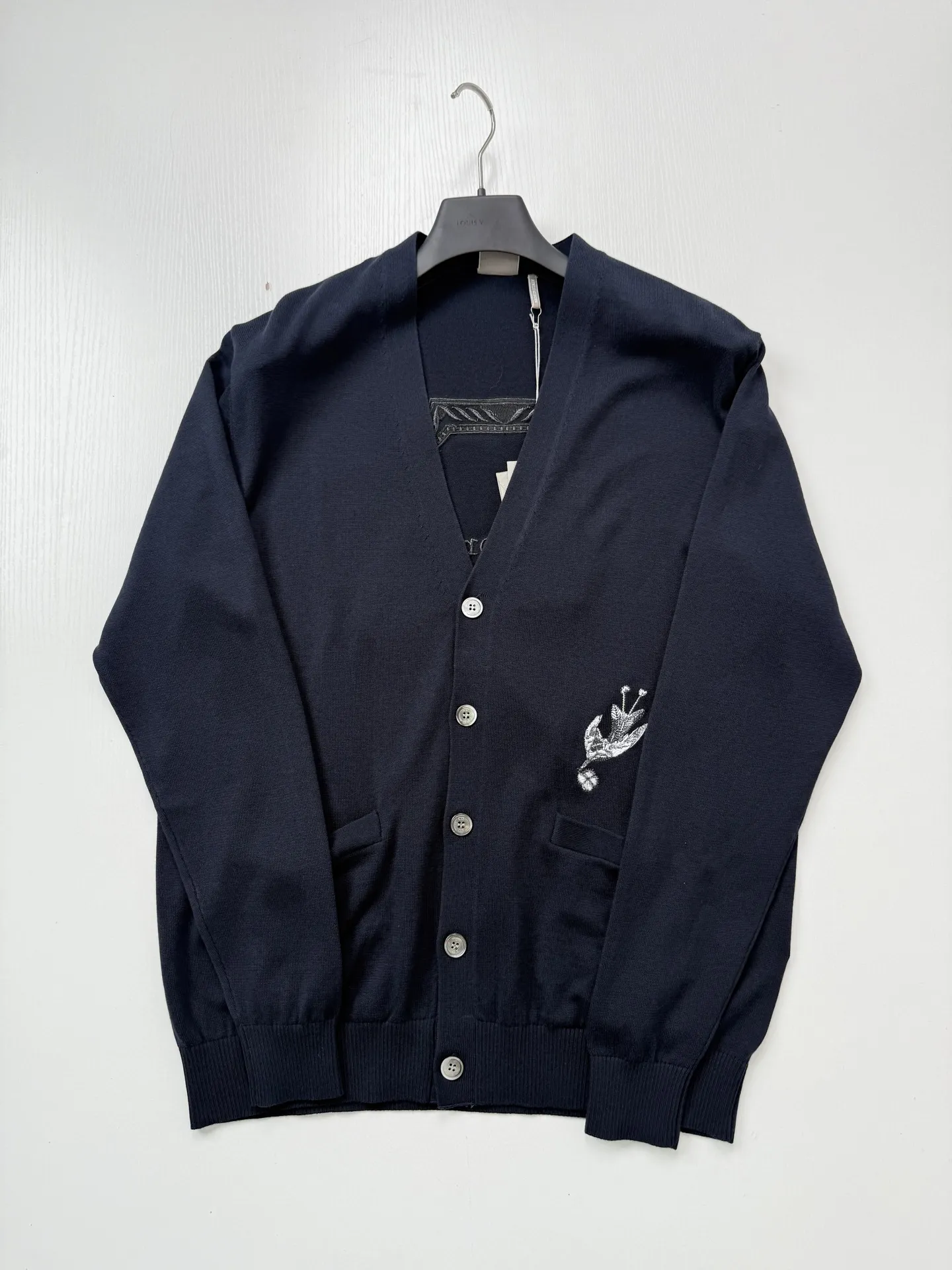 Bird Embroidery V-Neck Knit Cardigan D33523903 — view 3