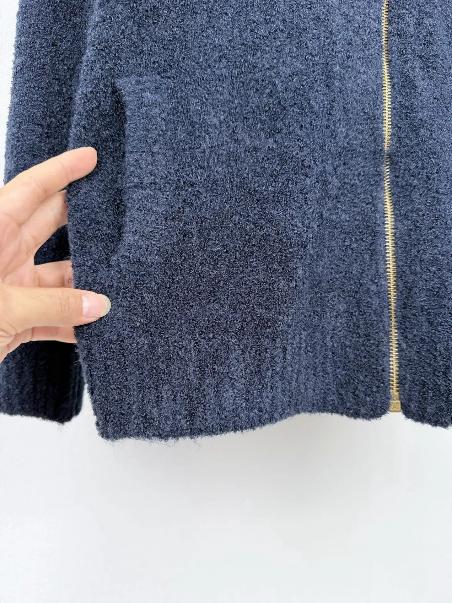 Script Logo Bouclé Zip-Up Cardigan D33521334 — view 9