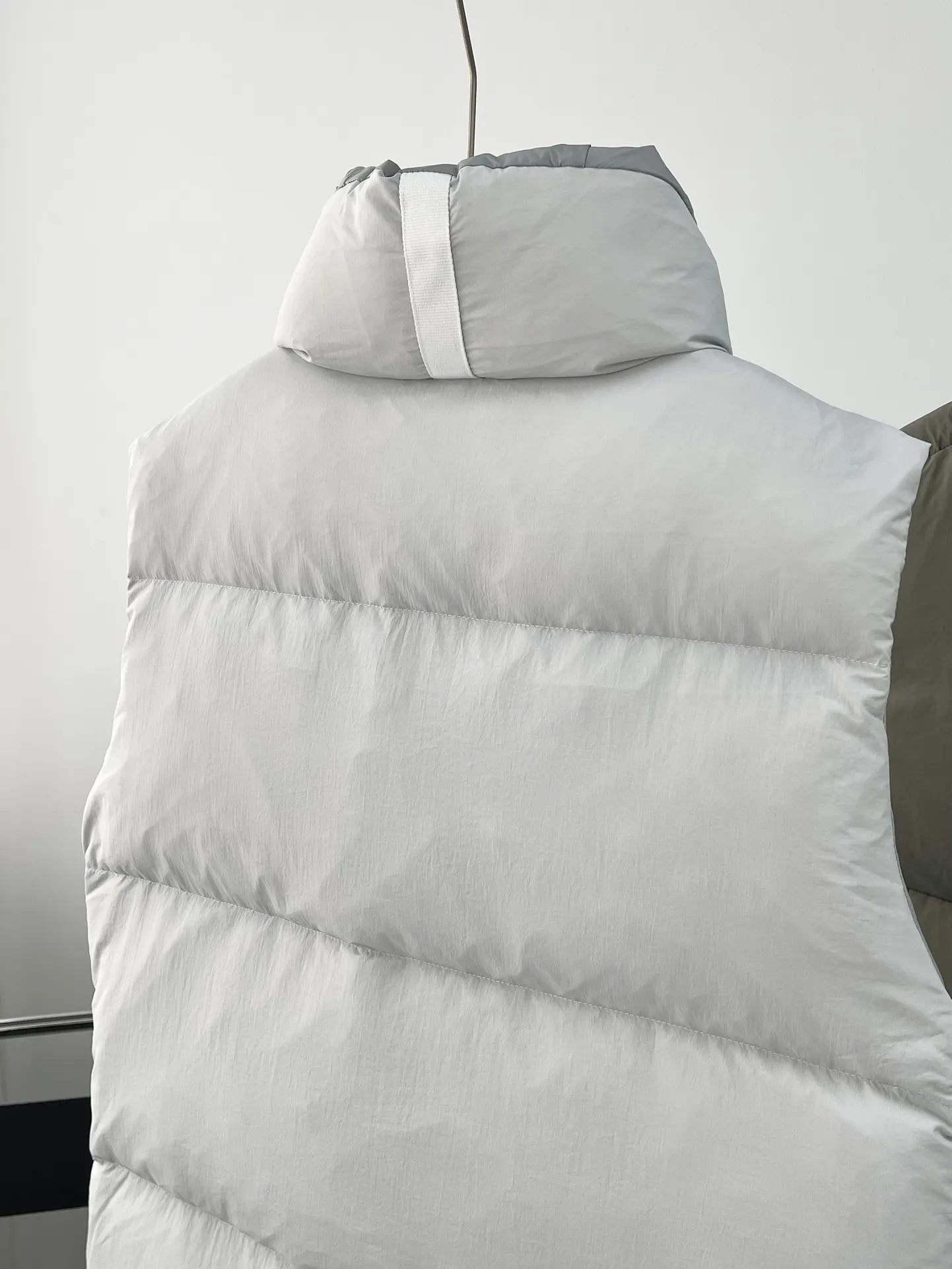 Everett Pastels Down-Filled Gilet D34024017 — view 8