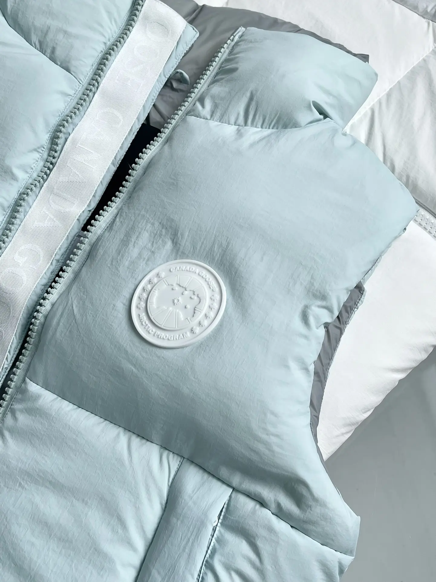 Everett Pastels Down-Filled Gilet D34024009 — view 3