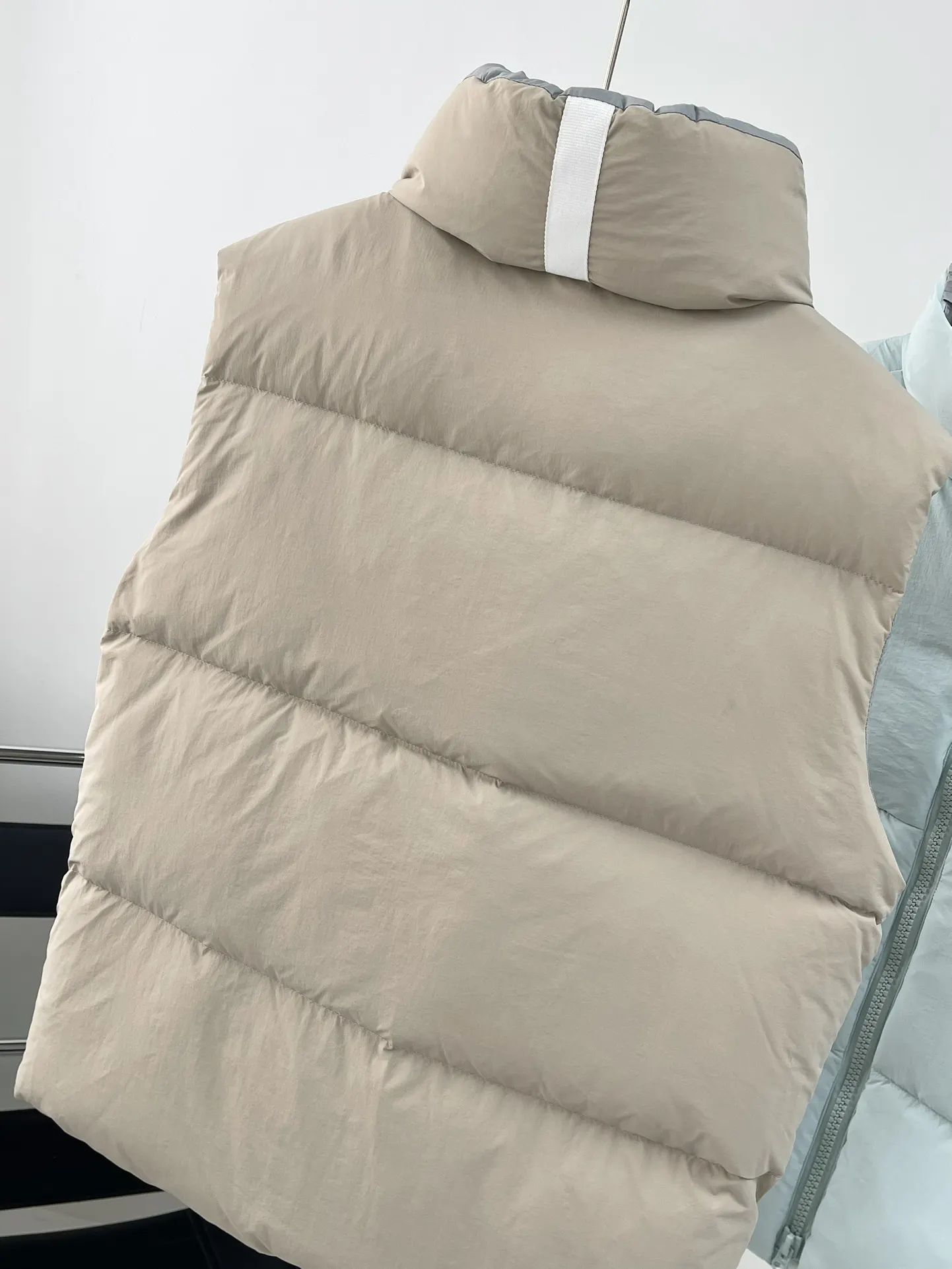 Everett Pastels Down-Filled Gilet D34024015 — view 8