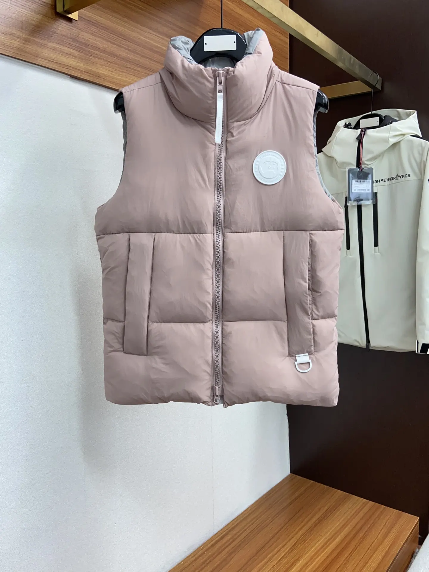Everett Pastels Down-Filled Gilet D34024011