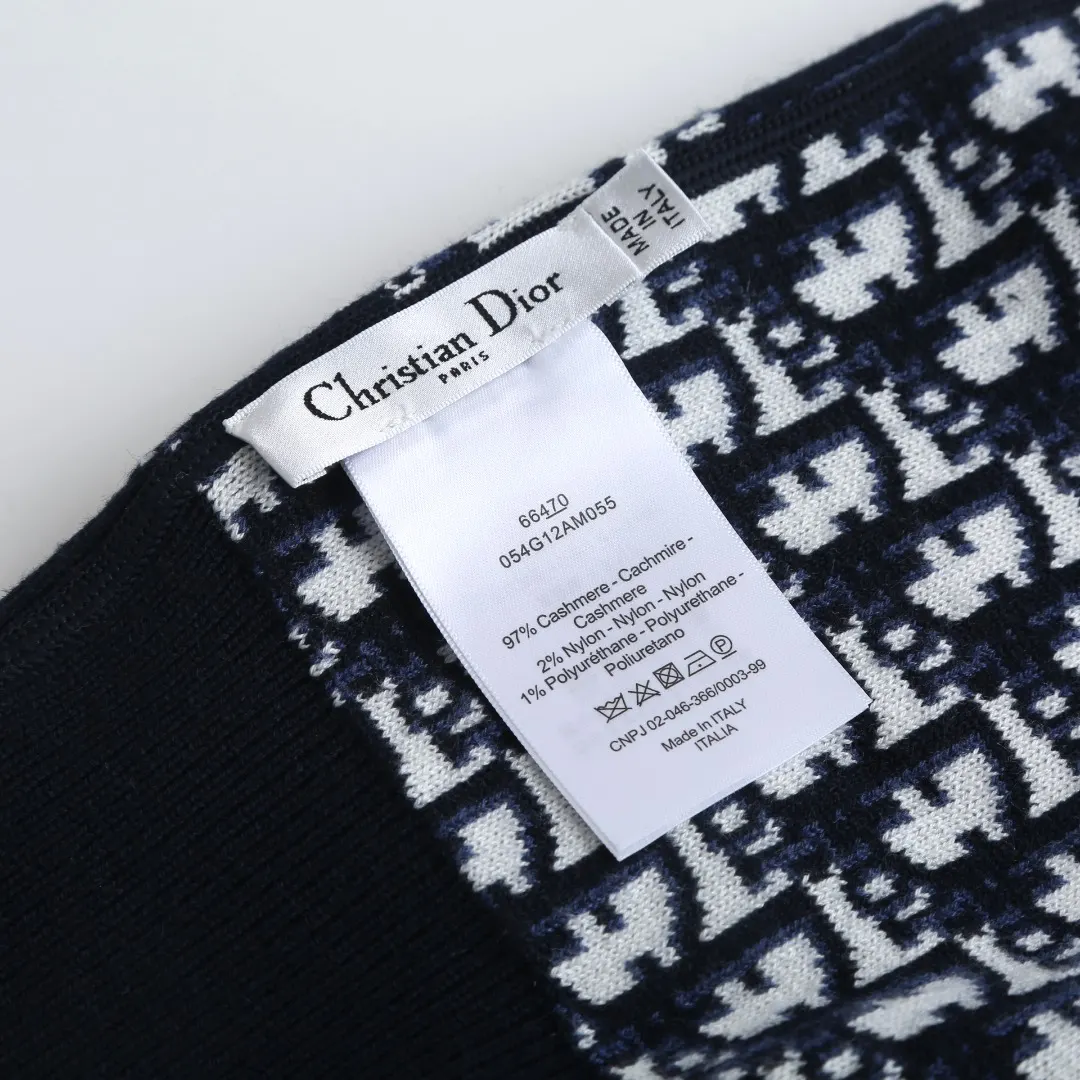 Oblique Reversible Zip-Up Hooded Sweater D35023215 — view 8