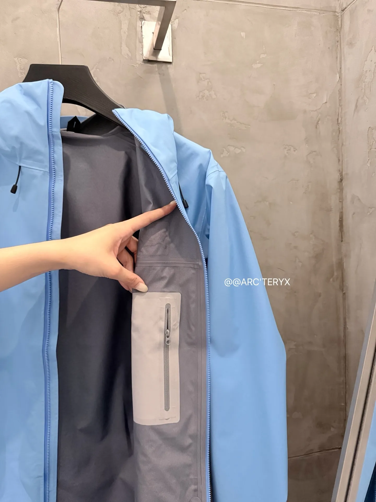 Beta SL GORE-TEX Hooded Shell Jacket D38024098 — view 8