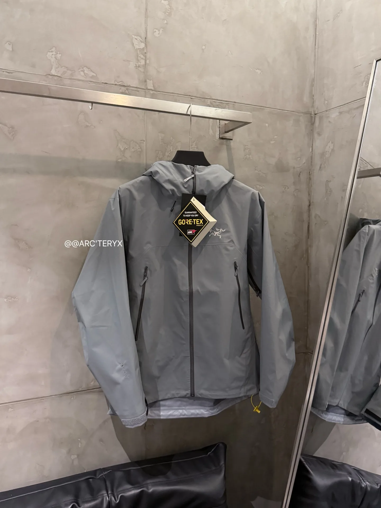 Beta SL GORE-TEX Hooded Shell Jacket D38024108 — view 2