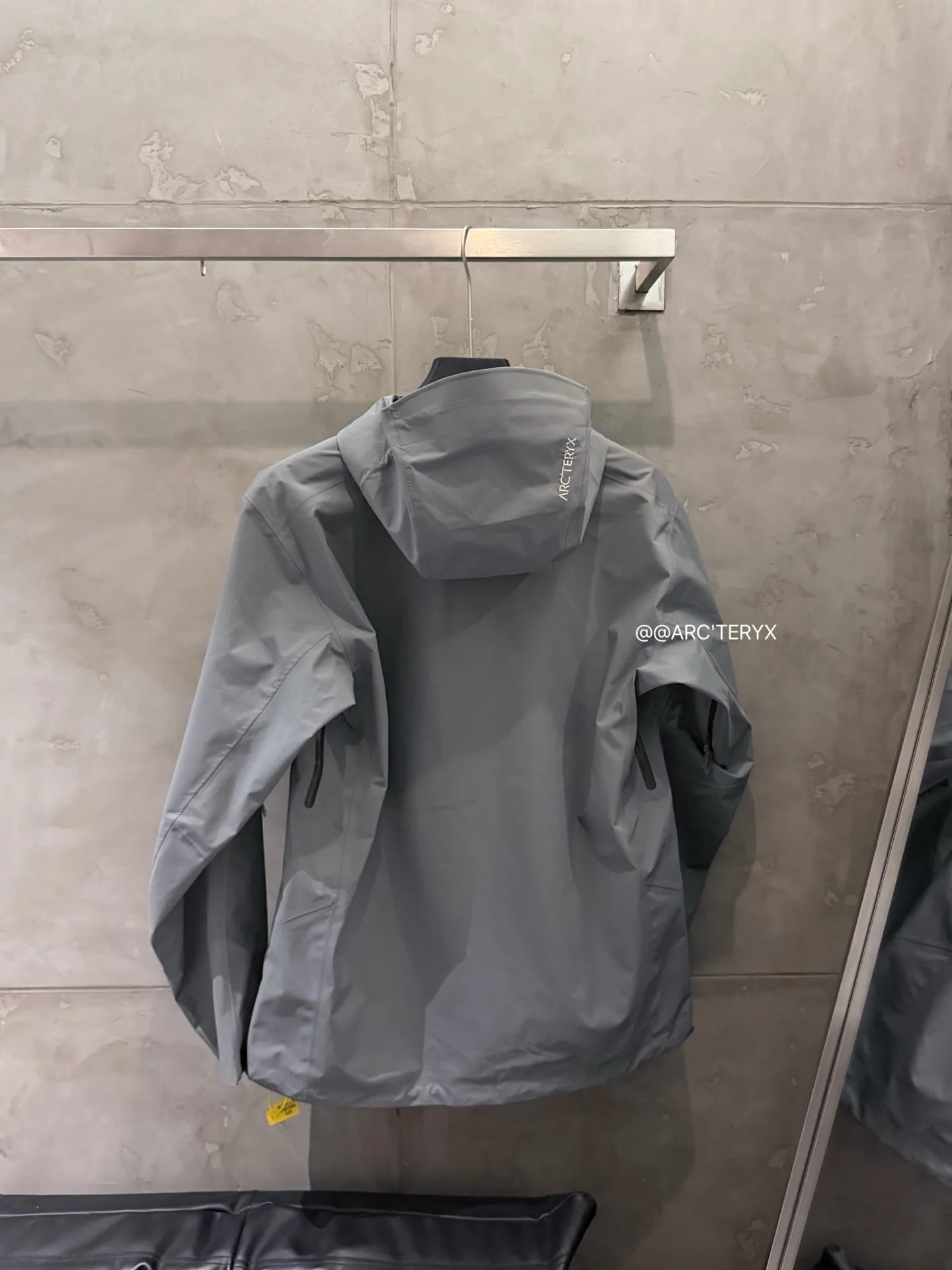 Beta SL GORE-TEX Hooded Shell Jacket D38024108 — view 3