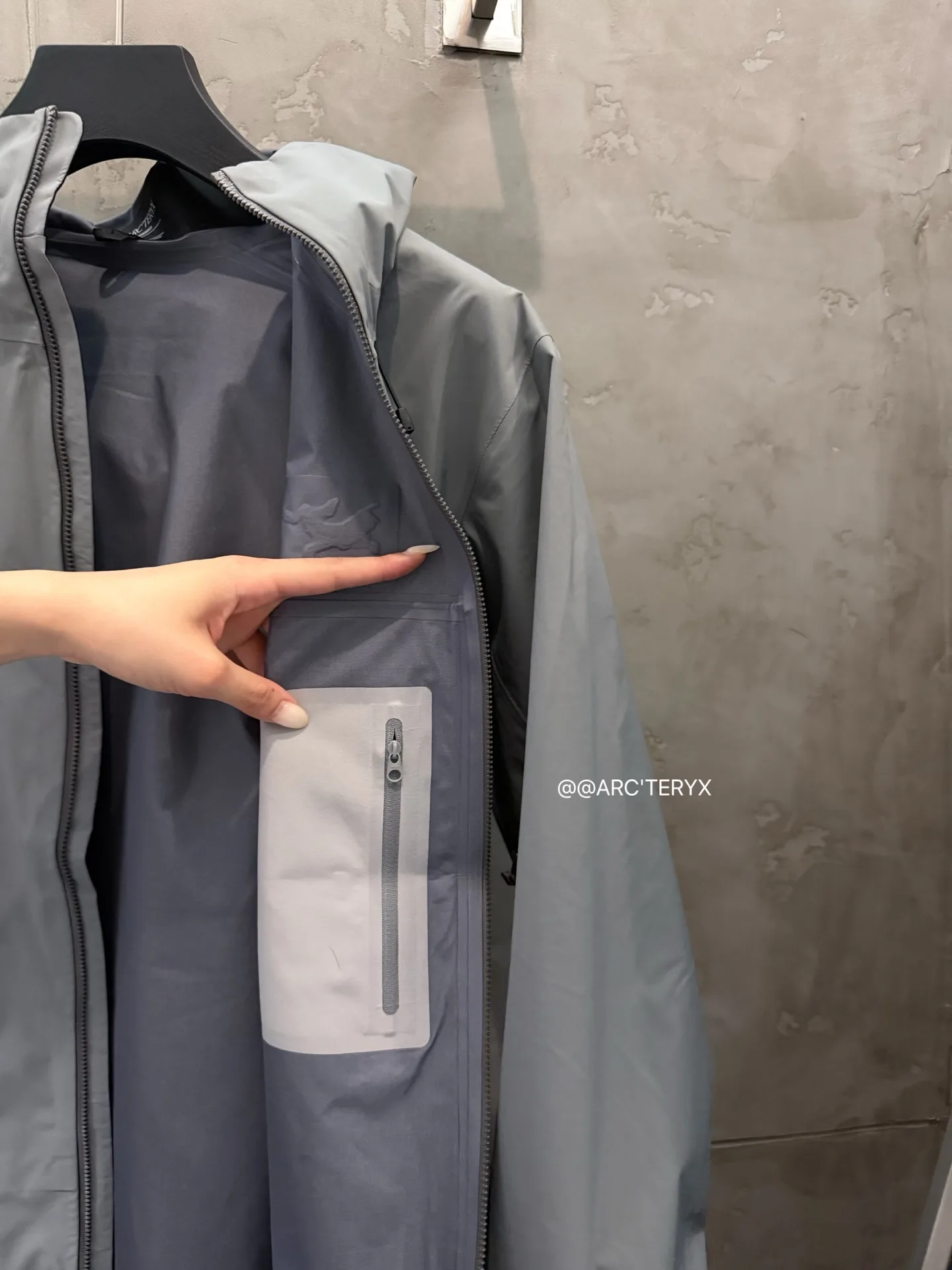 Beta SL GORE-TEX Hooded Shell Jacket D38024108 — view 10