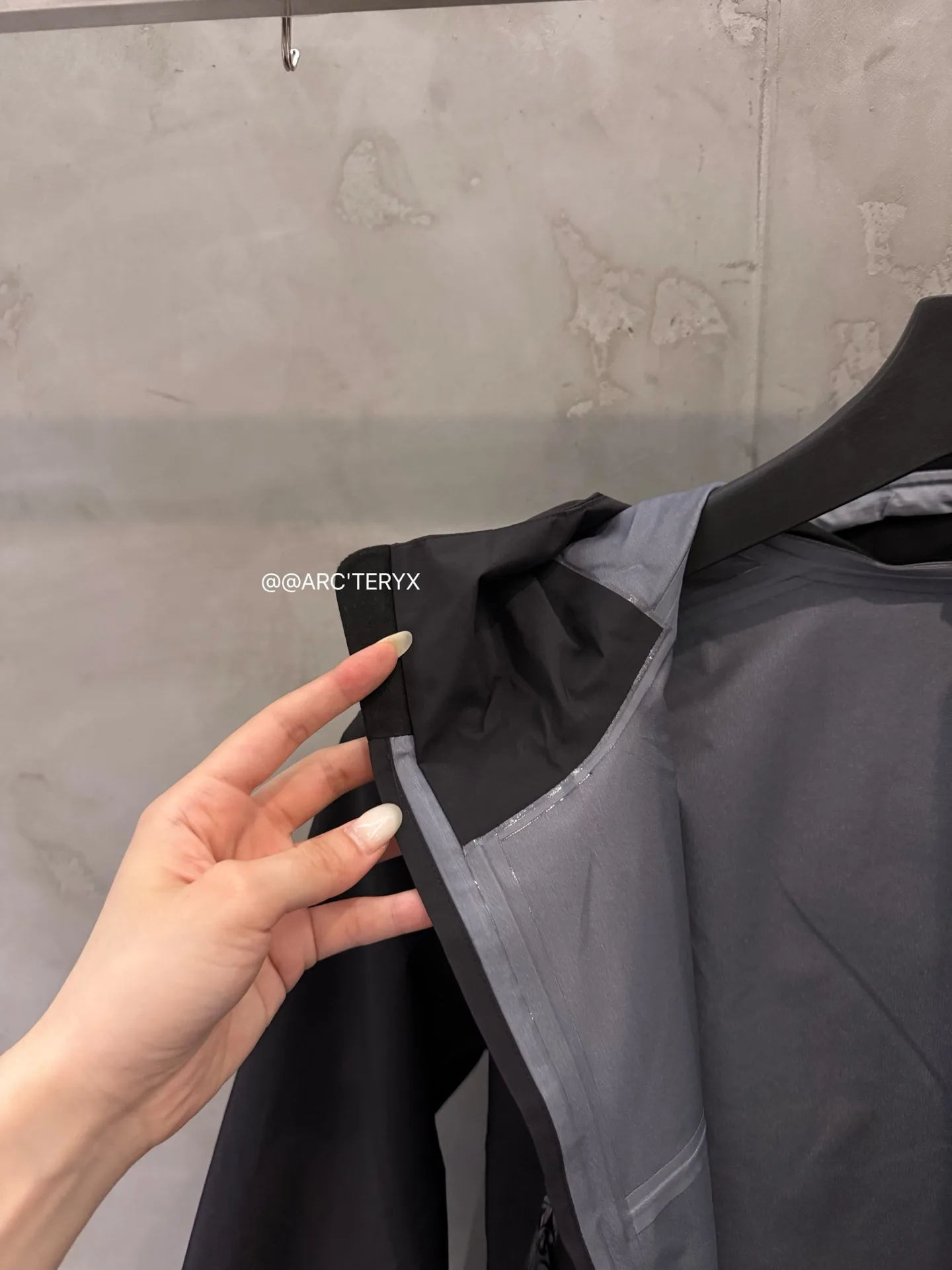 Beta SL GORE-TEX Hooded Shell Jacket D38024086 — view 8