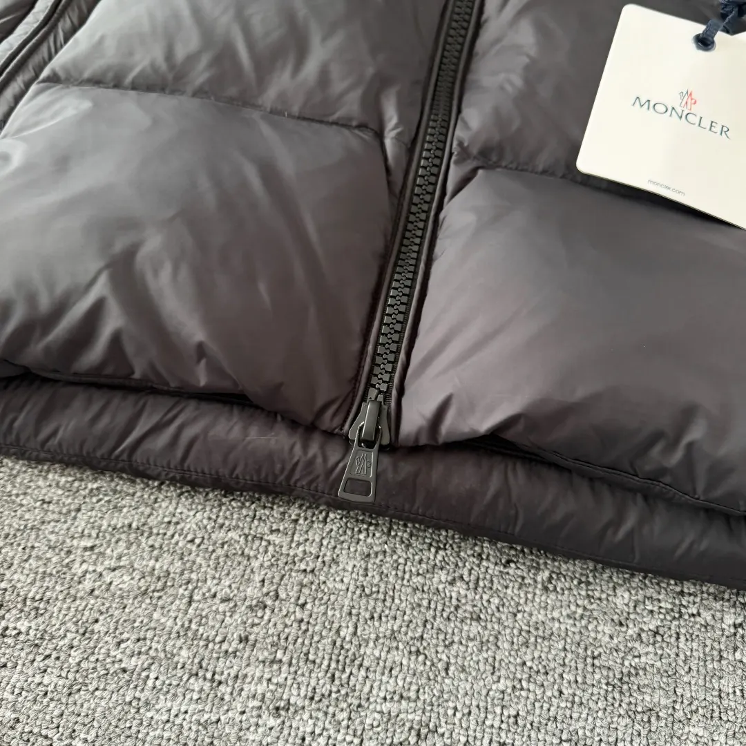 Moncler Logo-Patch Down Puffer Jacket D38024721 — view 7