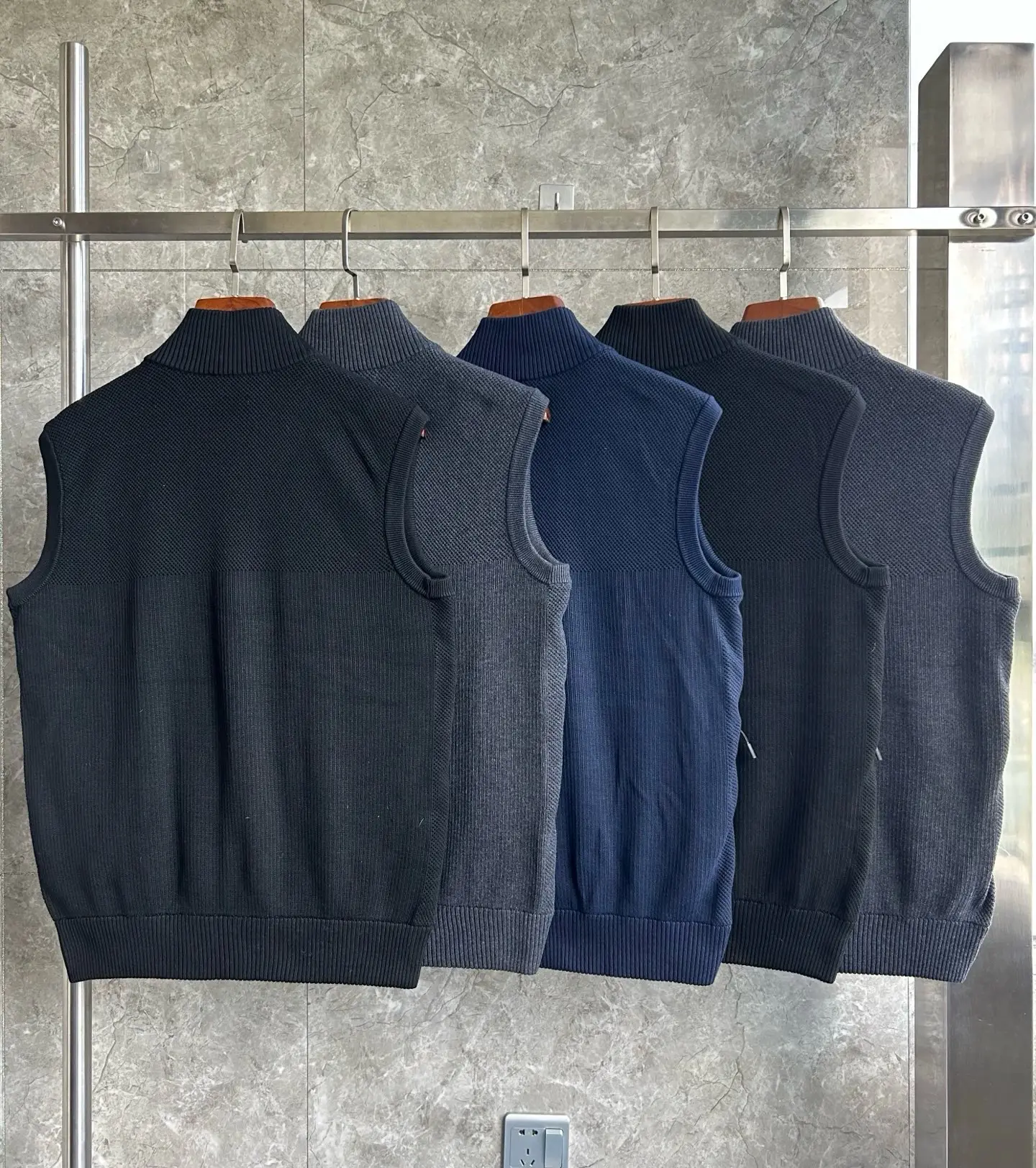 HyBridge Knit Down-Filled Gilet D40024026 — view 4