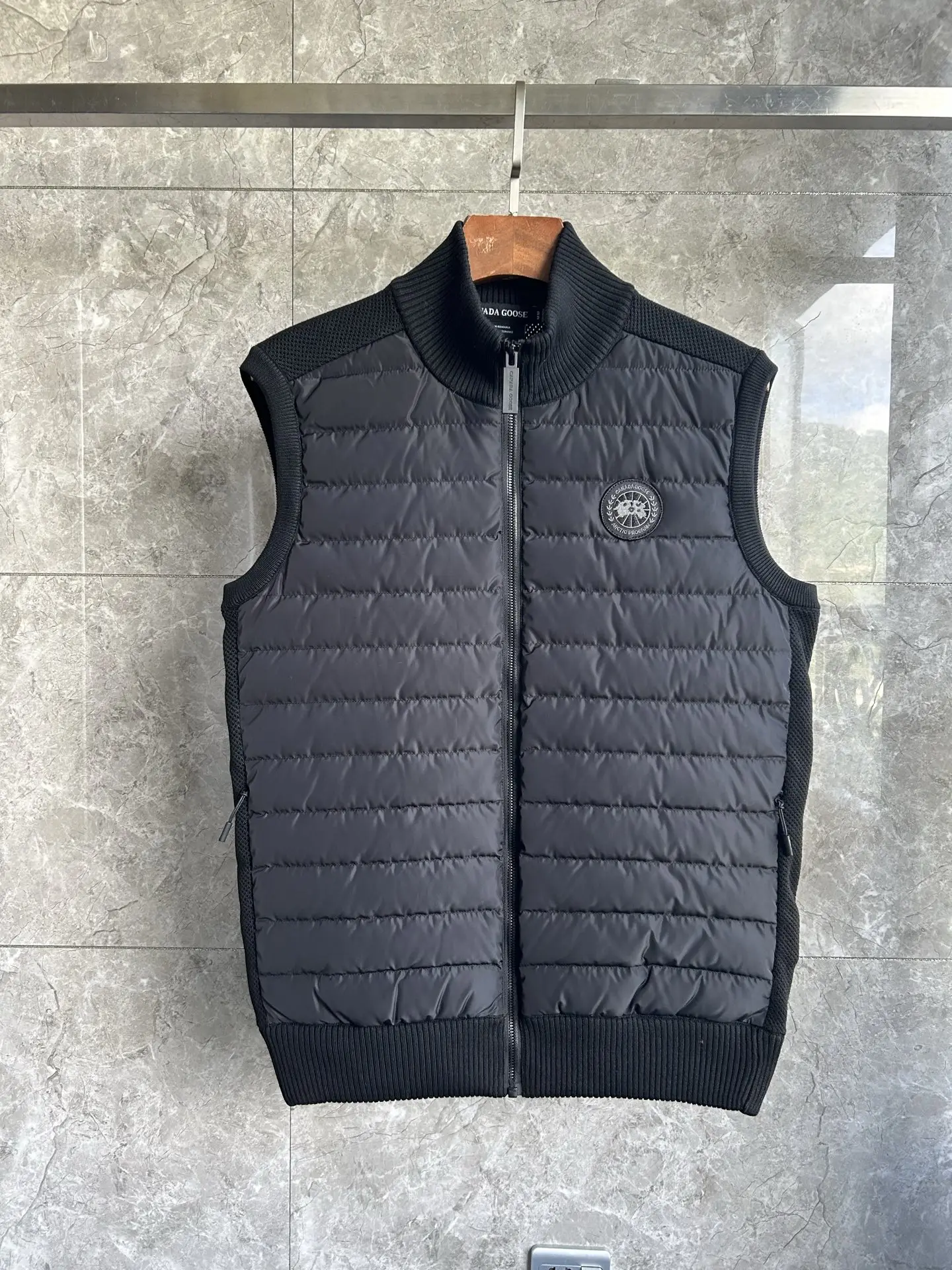 HyBridge Knit Down-Panelled Gilet D40024027