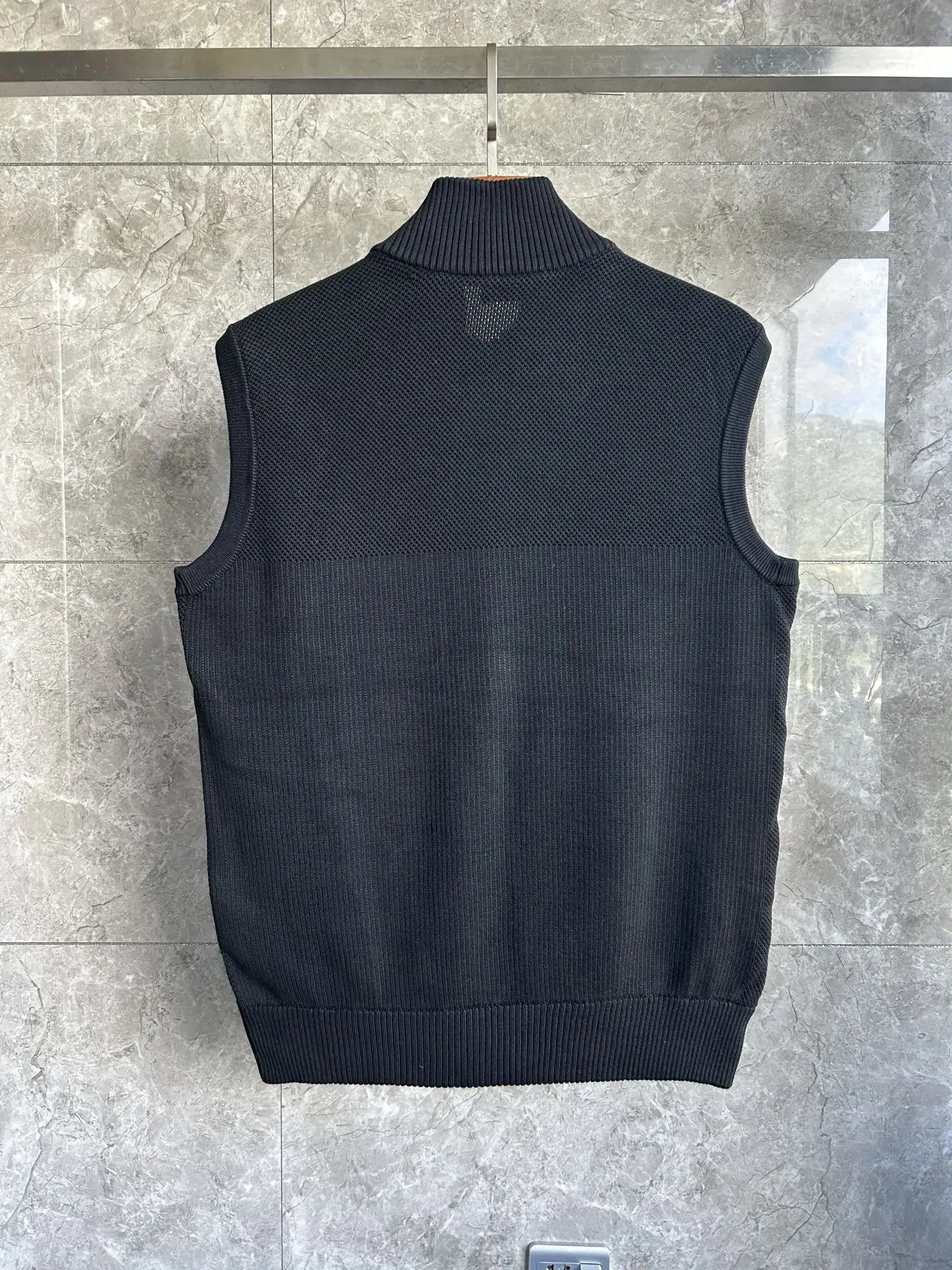 HyBridge Knit Down-Panelled Gilet D40024027 — view 2